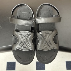 26Fw 春夏新款CELINE 赛琳 思琳经典凯旋门厚底凉鞋魔术贴坡跟凉鞋自带高级松弛感的魔术贴凉鞋,是 26Fw 春夏新款CELINE 赛琳 思琳经典凯旋门厚底凉鞋魔术贴坡跟凉鞋自带高级松弛感的魔术贴凉鞋,是