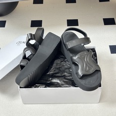26Fw 春夏新款CELINE 赛琳 思琳经典凯旋门厚底凉鞋魔术贴坡跟凉鞋自带高级松弛感的魔术贴凉鞋,是 26Fw 春夏新款CELINE 赛琳 思琳经典凯旋门厚底凉鞋魔术贴坡跟凉鞋自带高级松弛感的魔术贴凉鞋,是