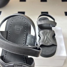 26Fw 春夏新款CELINE 赛琳 思琳经典凯旋门厚底凉鞋魔术贴坡跟凉鞋自带高级松弛感的魔术贴凉鞋,是 26Fw 春夏新款CELINE 赛琳 思琳经典凯旋门厚底凉鞋魔术贴坡跟凉鞋自带高级松弛感的魔术贴凉鞋,是