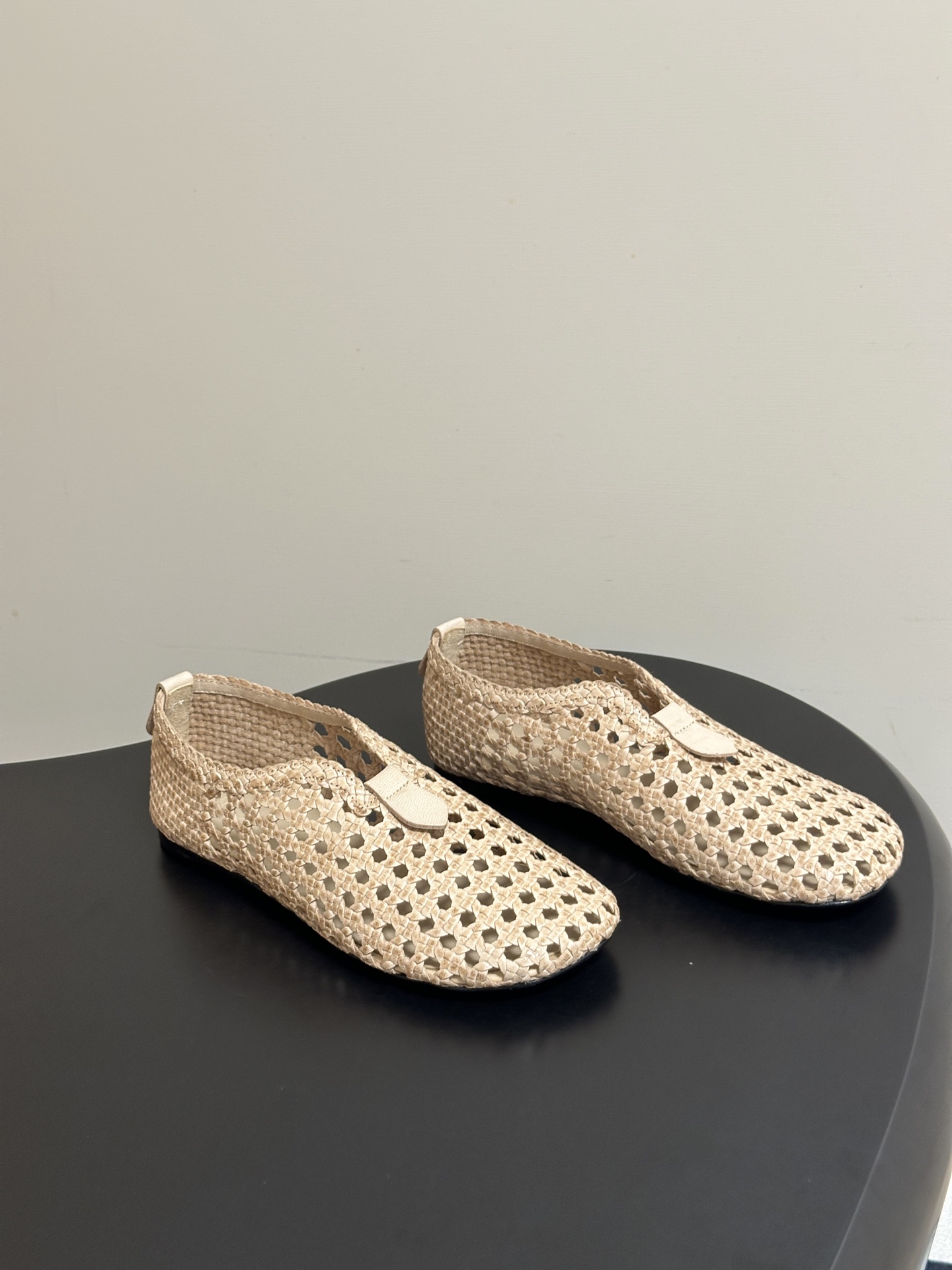 NO:876957,Loro Piana 26s spring and summer new style LP Floaty cowhide hand-woven hollow loafers old money style retro flat ballet shoes  Floaty flat loafers have an exquisite slipper-like design, with a loose and unrestricted version that can be worn comfortably all day long. They are hand-woven with leather strips, showing a dense and exquisite basket weave texture. Thin padded insole design improves wearing comfort. Woven piping details, tonal insoles and front loop weaving texture. Thin padded leather insoles. Customized pure handmade cowhide weaving on the upper, sheepskin lining on the sole, original open-molded Italian leather outsole  Size 35-39 (40.41 customized, non-refundable), single shoes, loro piana, loro piana, loafers, slippers, cowhide, sheepskin, Leather soles19860909Loro Piana 诺悠翩雅 26s春夏新款 LP Floaty牛皮手工编织镂空乐福鞋老钱风复古平底芭蕾舞鞋单鞋 Floaty平底乐福鞋采用精致的拖鞋式设计,版型宽松无束缚,可全天舒适穿着.采用皮革条手工编织而成,呈现密集而精巧的篮编纹理.轻薄填充鞋垫设计,提升穿着舒适度.编织滚边细节,同色系鞋垫与前部环袢编织质感.轻薄填充皮革鞋垫. 鞋面定制纯手工牛皮编织 内里垫脚羊皮 鞋底原版开模意大利真皮大底 码数35-39（40.41定做不退换）,单鞋,loro piana,loro piana,loafers,slippers,cowhide,sheepskin,Leather soles,Women's Shoes