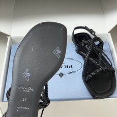 顶级品质(配高档飞机盒✈️)26ss夏季新款Prada普拉达 编织细带平底凉鞋经典三角标搭扣凉拖鞋极简风 顶级品质(配高档飞机盒✈️)26ss夏季新款Prada普拉达 编织细带平底凉鞋经典三角标搭扣凉拖鞋极简风