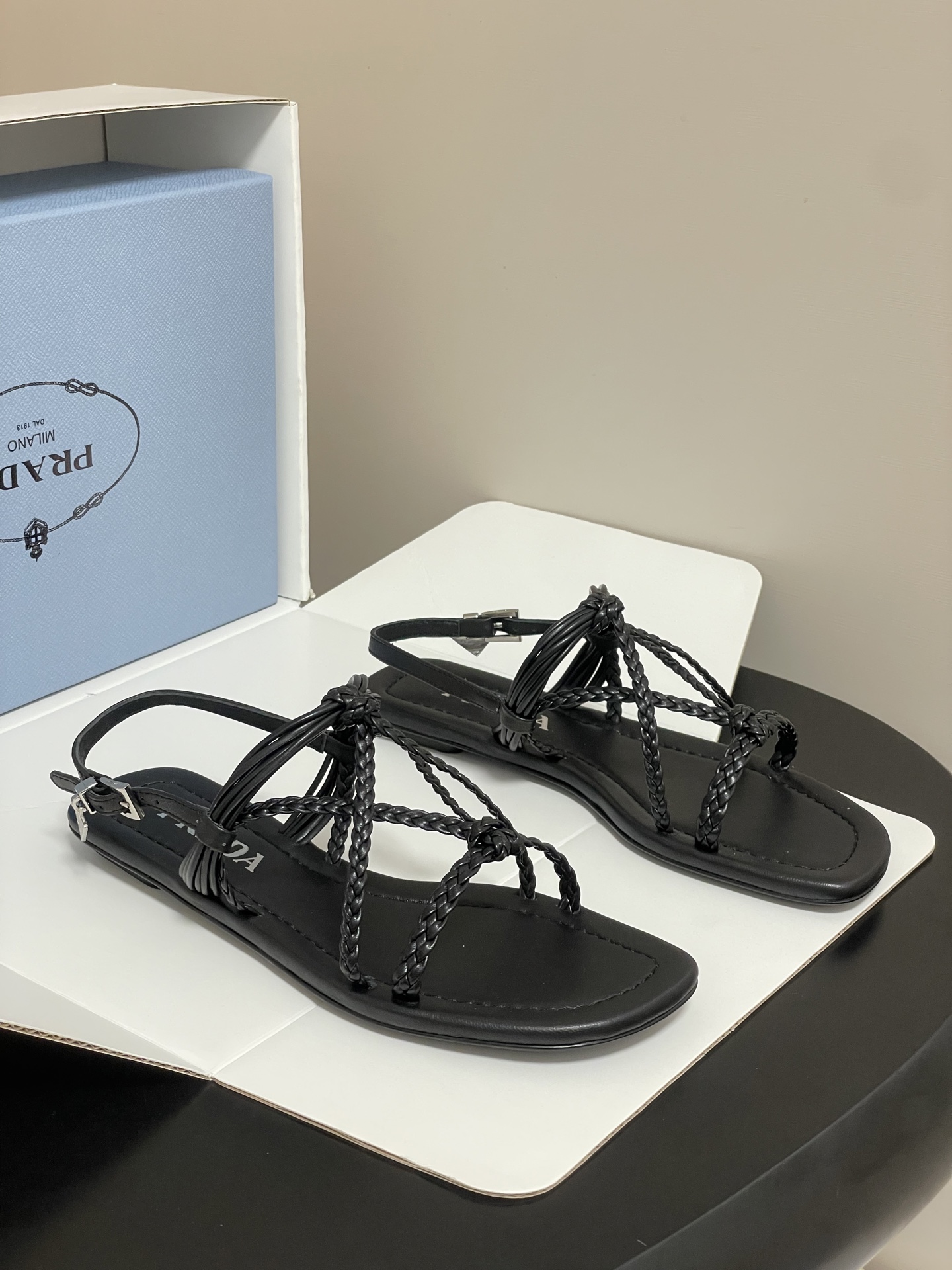 NO:876900,Top quality (with high-end airplane case) 26ss summer new Prada Prada woven thin strap flat sandals classic triangle logo buckle sandals and slippers, minimalist style and fashionable, versatile and casual!  The same style as casual Internet celebrities. Versatile sandals. Simple items worth buying in spring and summer. Simple style but with high-end aura. Slippers are essential for daily vacations. You can bring your own aura with any combination. Customized hand-woven leather on the upper. Sheepskin on the lining. Italian genuine leather outsole. Size 35-39 (40.41 custom-made, non-refundable). Sandals, prada, prada, sandals, slippers, sheepskin, Leather soles19860909顶级品质（配高档飞机盒） 26ss夏季新款Prada普拉达 编织细带平底凉鞋经典三角标搭扣凉拖鞋 极简风又带时髦 上脚百搭随性！ 休闲网红同款 百搭凉鞋春夏值得入手的简约单品 简单的风格却自带高级气场的拖鞋 日常度假都是必不可少 随便搭配一下都可以自带气场出现 鞋面定制手工编织皮革 内里垫脚羊皮 鞋底意大利真皮大底 码数35-39（40.41定做不退换）,凉鞋,prada,prada,sandals,slippers,sheepskin,Leather soles,Women's Shoes