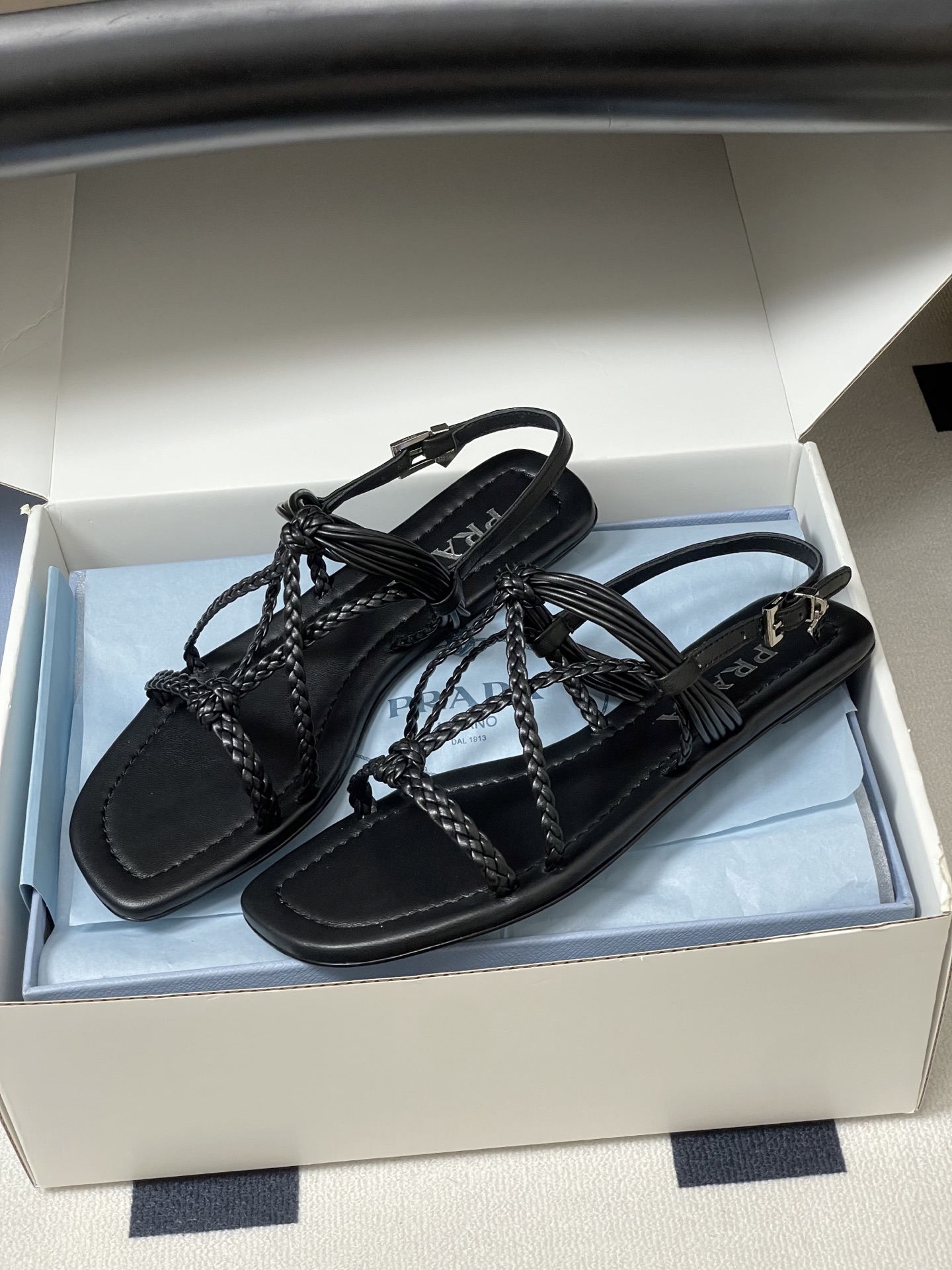 顶级品质(配高档飞机盒✈️)26ss夏季新款Prada普拉达 编织细带平底凉鞋经典三角标搭扣凉拖鞋极简风 顶级品质(配高档飞机盒✈️)26ss夏季新款Prada普拉达 编织细带平底凉鞋经典三角标搭扣凉拖鞋极简风