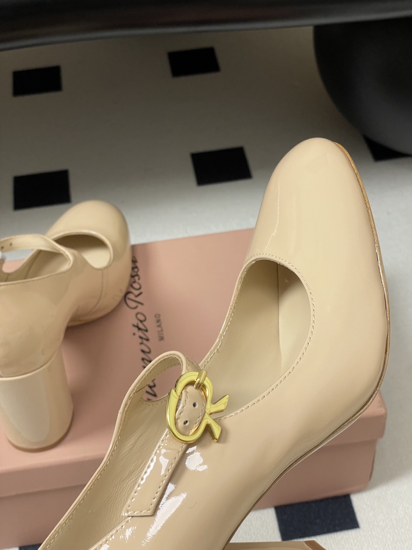 莞产Gianvito Rossi 26s 春夏新款 罗西 GR 圆头玛丽珍鞋经典字母R 金属扣一字扣带高