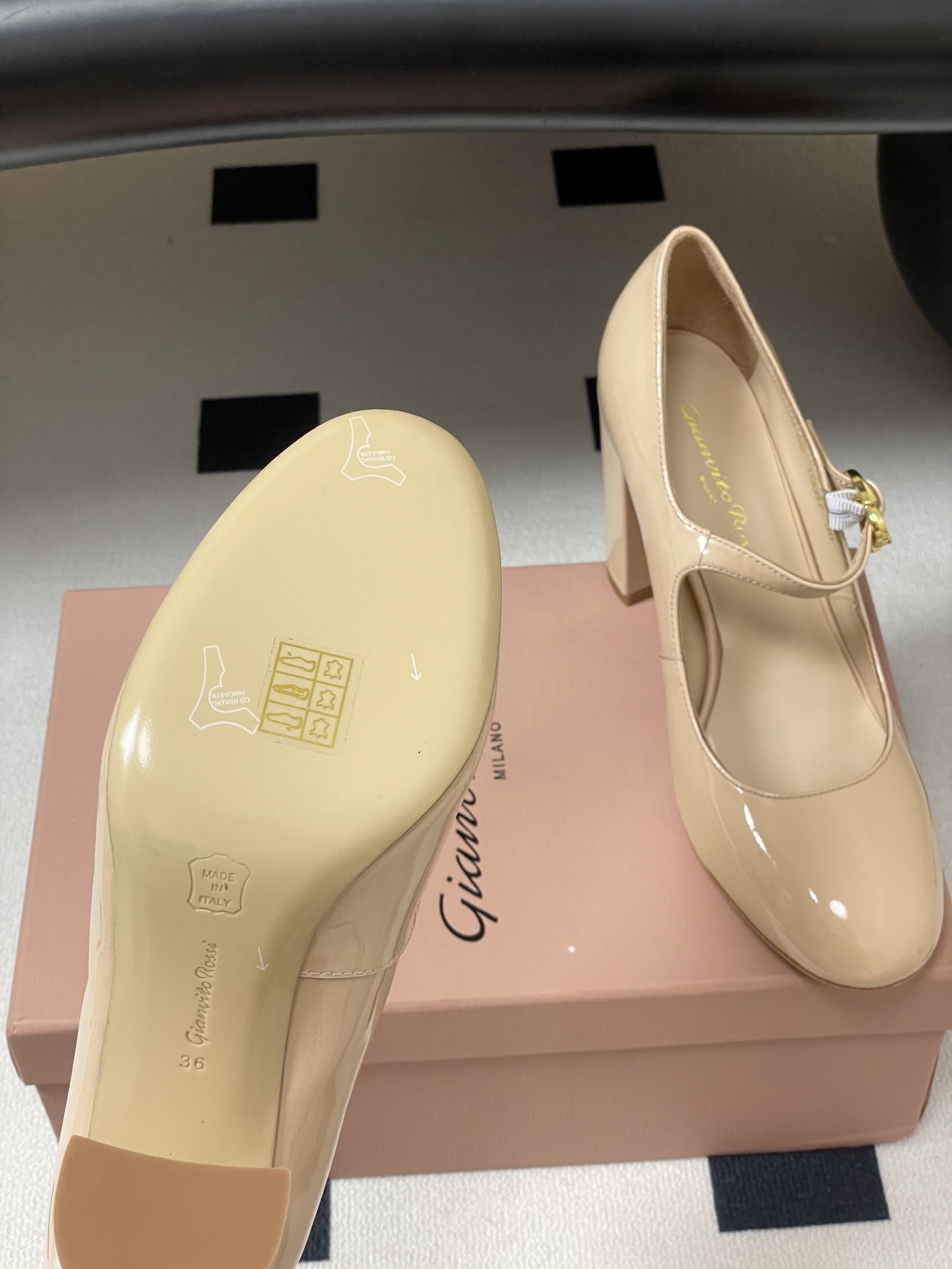 莞产Gianvito Rossi 26s 春夏新款 罗西 GR 圆头玛丽珍鞋经典字母R 金属扣一字扣带高