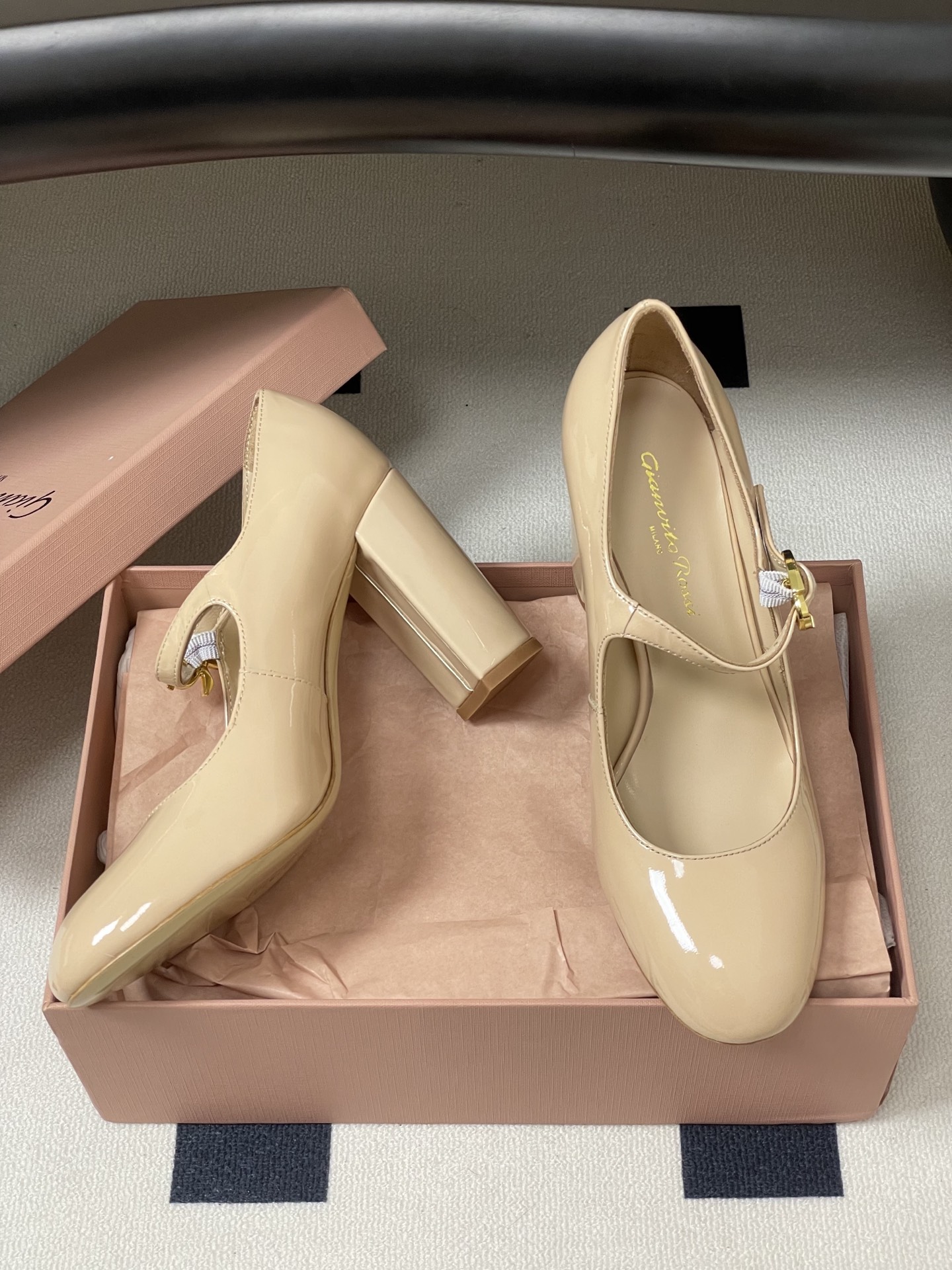 莞产Gianvito Rossi 26s 春夏新款 罗西 GR 圆头玛丽珍鞋经典字母R 金属扣一字扣带高