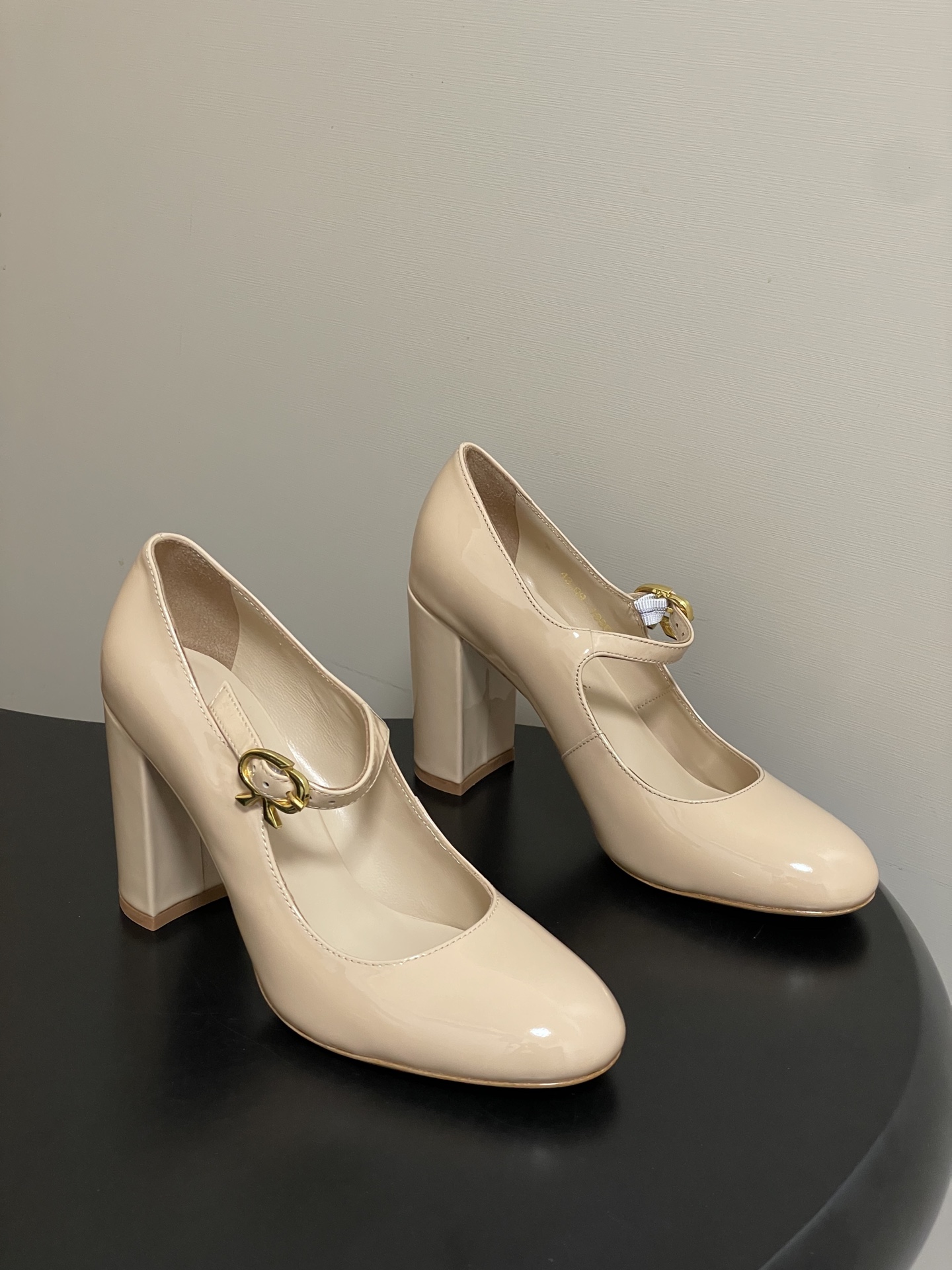NO:876904,- Guangdong Gianvito Rossi 26s spring and summer new style Rossi GR round-toe Mary Jane shoes, classic letter R, metal buckle, one-word buckle, high-heeled Mary Jane thick heel patent leather shoes. This pair of patent leather Mary Jane thick heel shoes is the perfect interpretation of the brand's classic ballet aesthetics. With a rounded toe and retro Mary Jane design, it creates a commuting tool that is both elegant and comfortable, and can be easily adapted to a variety of occasions.  The design is made of the brand's iconic glossy patent leather. The shoe body has smooth and soft lines. The rounded toe can naturally modify the shape of the foot. The Mary Jane strap with metal buckle not only restores the elegance of retro ballet shoes, but also takes into account the beauty and fit. The upper is cow patent leather, the lining is sheepskin, the sole is Italian genuine leather, and the heel height is 9cm.  heels,sheepskin,leather soles19860909-莞产 Gianvito Rossi 26s 春夏新款 罗西 GR 圆头玛丽珍鞋经典字母R 金属扣一字扣带高跟玛丽珍粗跟漆皮单鞋 这双漆皮玛丽珍粗跟单鞋是品牌经典芭蕾美学的完美诠释,以圆润鞋头与复古玛丽珍设计,打造出兼具优雅与舒适感的通勤利器,轻松适配多种场合. 设计上采用品牌标志性的亮面漆皮打造,鞋身线条流畅柔和,圆润的鞋头能自然修饰脚型,搭配金属搭扣的玛丽珍绑带,既还原了复古芭蕾鞋的优雅气质,又兼顾美观与贴合度. 鞋面牛漆皮 内里垫脚羊皮 鞋底意大利真皮大底 跟高9cm 码数35-39（40定做不退换）,高跟鞋单鞋,mary jane,high heels,sheepskin,Leather soles,Women's Shoes