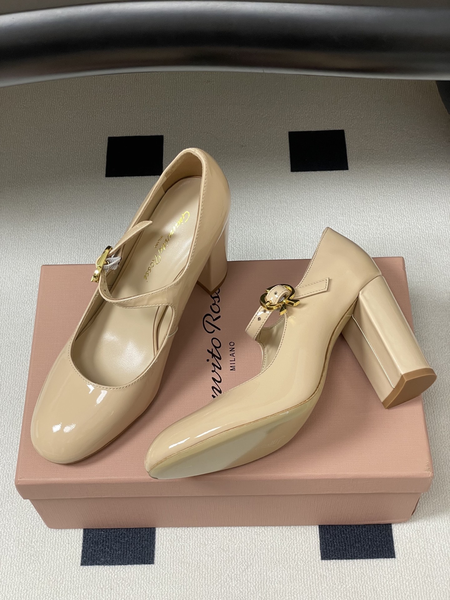 莞产Gianvito Rossi 26s 春夏新款 罗西 GR 圆头玛丽珍鞋经典字母R 金属扣一字扣带高