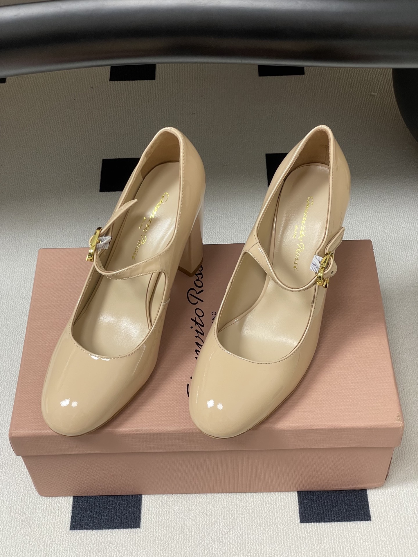 莞产Gianvito Rossi 26s 春夏新款 罗西 GR 圆头玛丽珍鞋经典字母R 金属扣一字扣带高