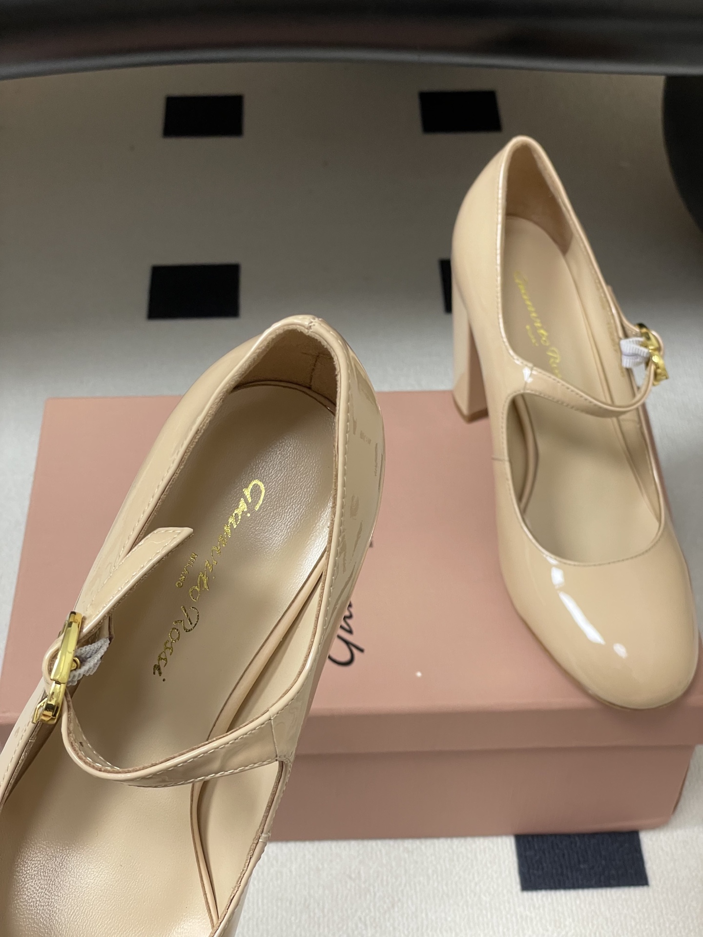 莞产Gianvito Rossi 26s 春夏新款 罗西 GR 圆头玛丽珍鞋经典字母R 金属扣一字扣带高