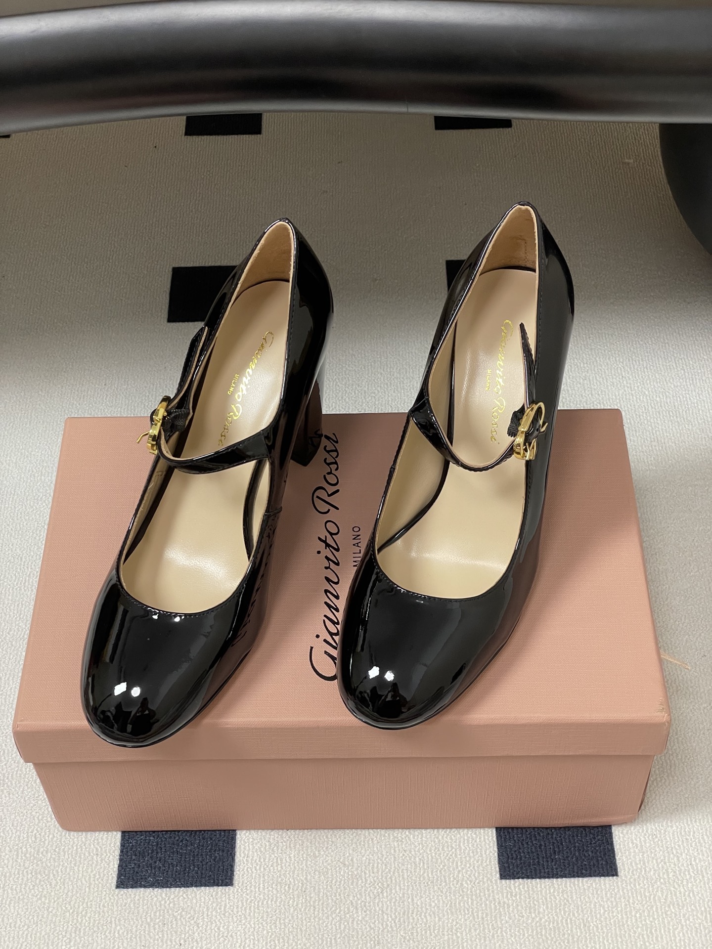 莞产Gianvito Rossi 26s 春夏新款 罗西 GR 圆头玛丽珍鞋经典字母R 金属扣一字扣带高