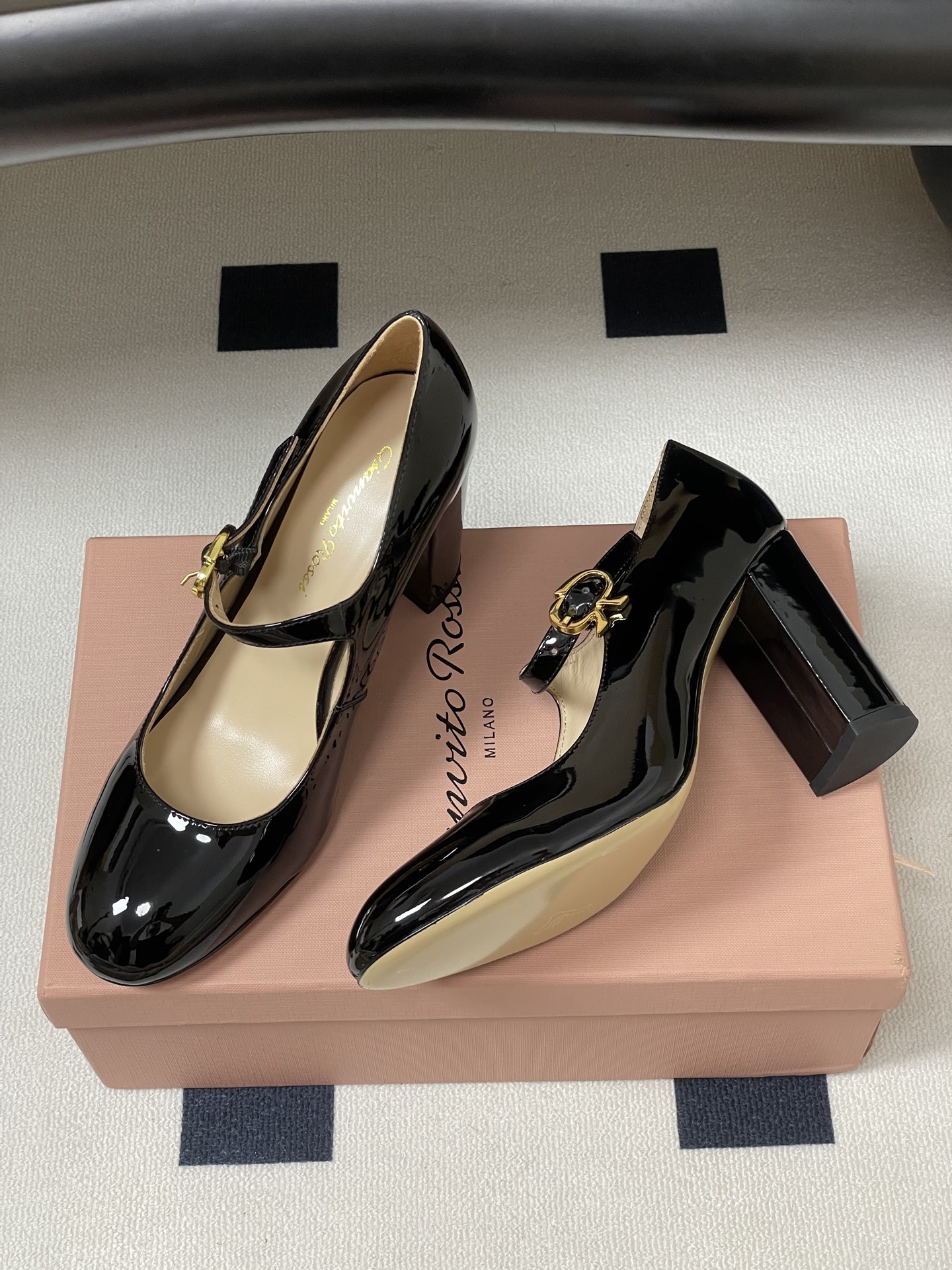 莞产Gianvito Rossi 26s 春夏新款 罗西 GR 圆头玛丽珍鞋经典字母R 金属扣一字扣带高