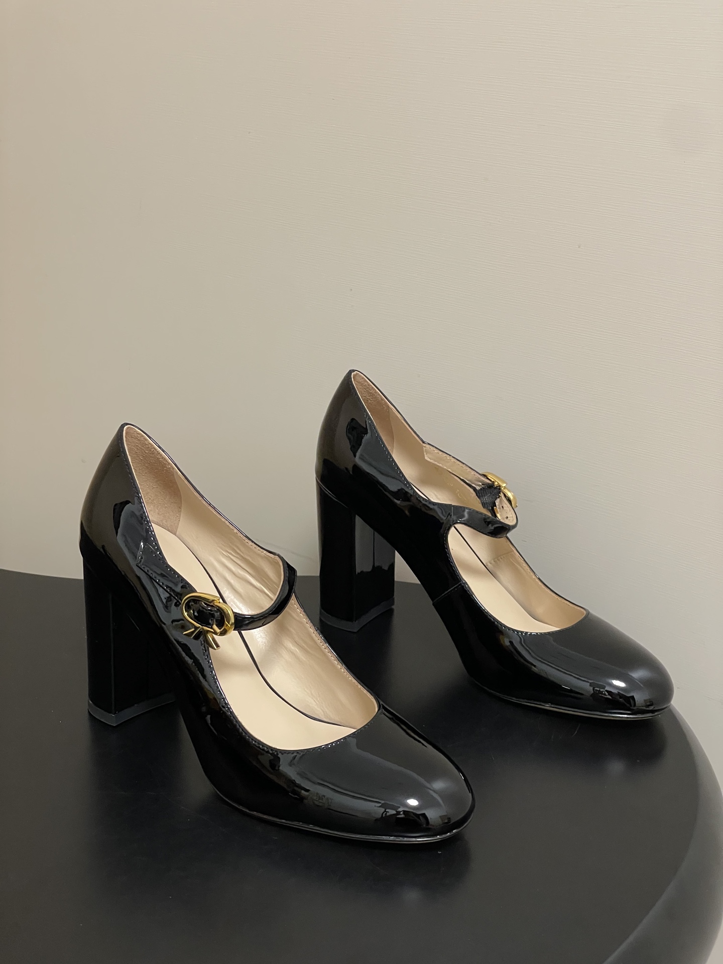 NO:876911,Made in Guangzhou, Gianvito Rossi 26s spring and summer new style Rossi GR round-toe Mary Jane shoes, classic letter R, metal buckle, one-line buckle, high-heeled Mary Jane thick heel patent leather shoes. This pair of patent leather Mary Jane thick heel shoes is the perfect interpretation of the brand's classic ballet aesthetics. With a rounded toe and retro Mary Jane design, it creates a commuting tool that is both elegant and comfortable, and can be easily adapted to a variety of occasions.  The design is made of the brand's iconic glossy patent leather. The shoe body has smooth and soft lines. The rounded toe can naturally modify the shape of the foot. The Mary Jane strap with metal buckle not only restores the elegance of retro ballet shoes, but also takes into account the beauty and fit. The upper is cow patent leather, the lining is sheepskin, the sole is Italian genuine leather, and the heel height is 9cm.  heels,sheepskin,leather soles19860909莞产 Gianvito Rossi 26s 春夏新款 罗西 GR 圆头玛丽珍鞋经典字母R 金属扣一字扣带高跟玛丽珍粗跟漆皮单鞋 这双漆皮玛丽珍粗跟单鞋是品牌经典芭蕾美学的完美诠释,以圆润鞋头与复古玛丽珍设计,打造出兼具优雅与舒适感的通勤利器,轻松适配多种场合. 设计上采用品牌标志性的亮面漆皮打造,鞋身线条流畅柔和,圆润的鞋头能自然修饰脚型,搭配金属搭扣的玛丽珍绑带,既还原了复古芭蕾鞋的优雅气质,又兼顾美观与贴合度. 鞋面牛漆皮 内里垫脚羊皮 鞋底意大利真皮大底 跟高9cm 码数35-39（40定做不退换）,高跟鞋单鞋,mary jane,high heels,sheepskin,Leather soles,Women's Shoes