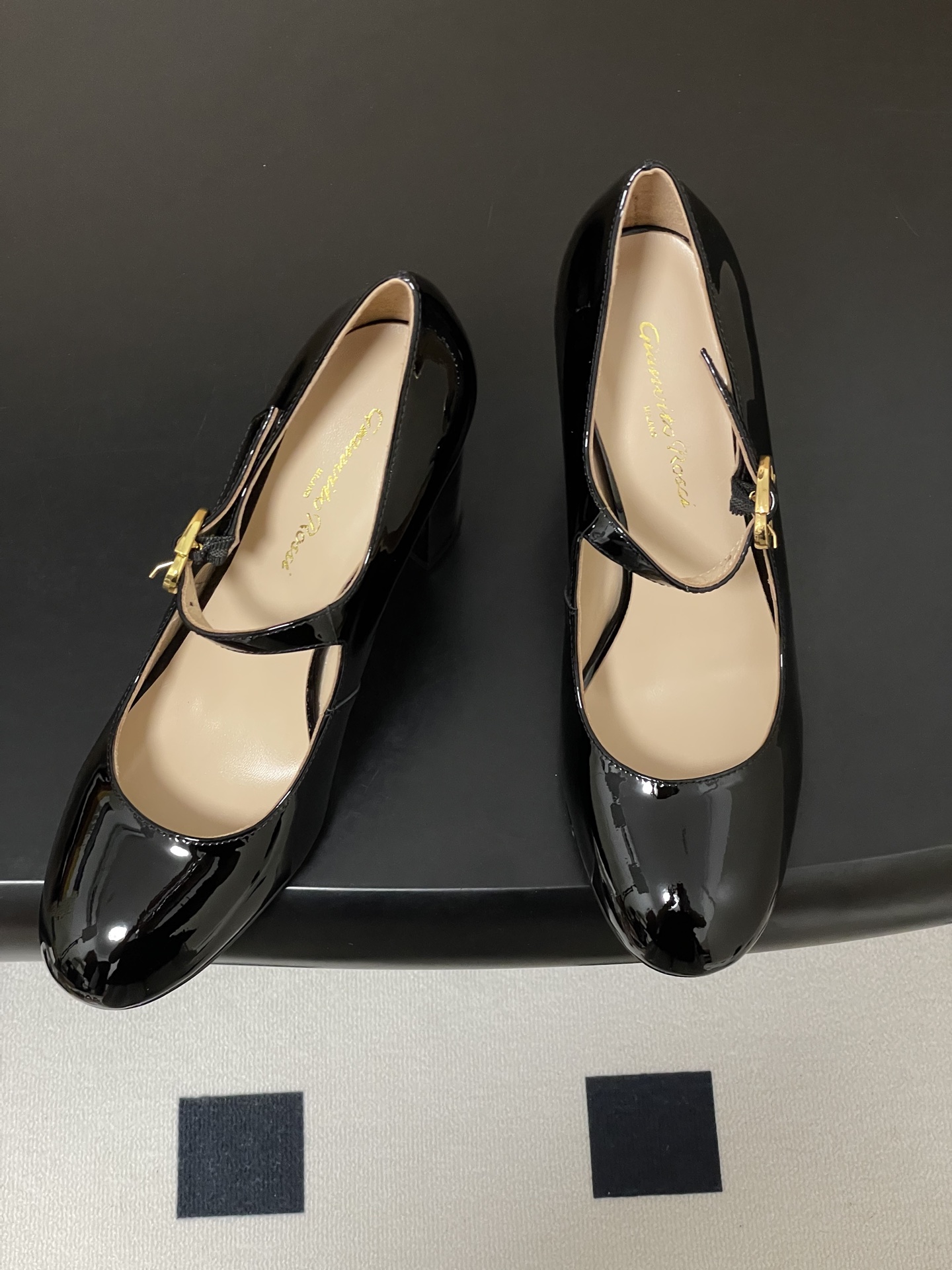 莞产Gianvito Rossi 26s 春夏新款 罗西 GR 圆头玛丽珍鞋经典字母R 金属扣一字扣带高