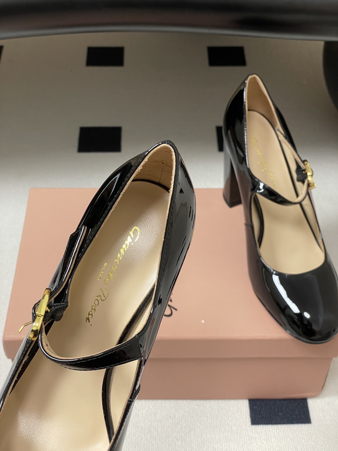 莞产Gianvito Rossi 26s 春夏新款 罗西 GR 圆头玛丽珍鞋经典字母R 金属扣一字扣带高