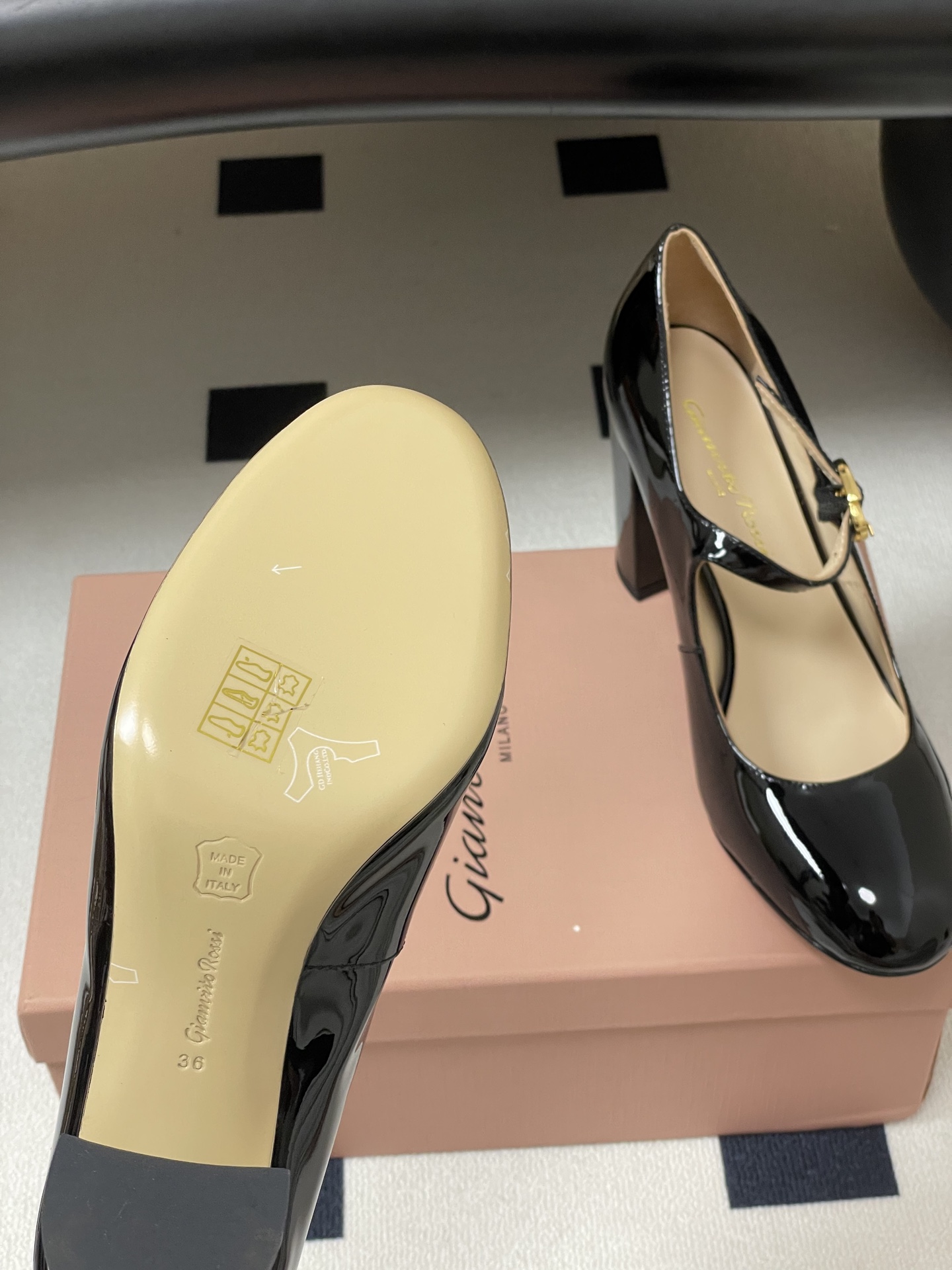 莞产Gianvito Rossi 26s 春夏新款 罗西 GR 圆头玛丽珍鞋经典字母R 金属扣一字扣带高