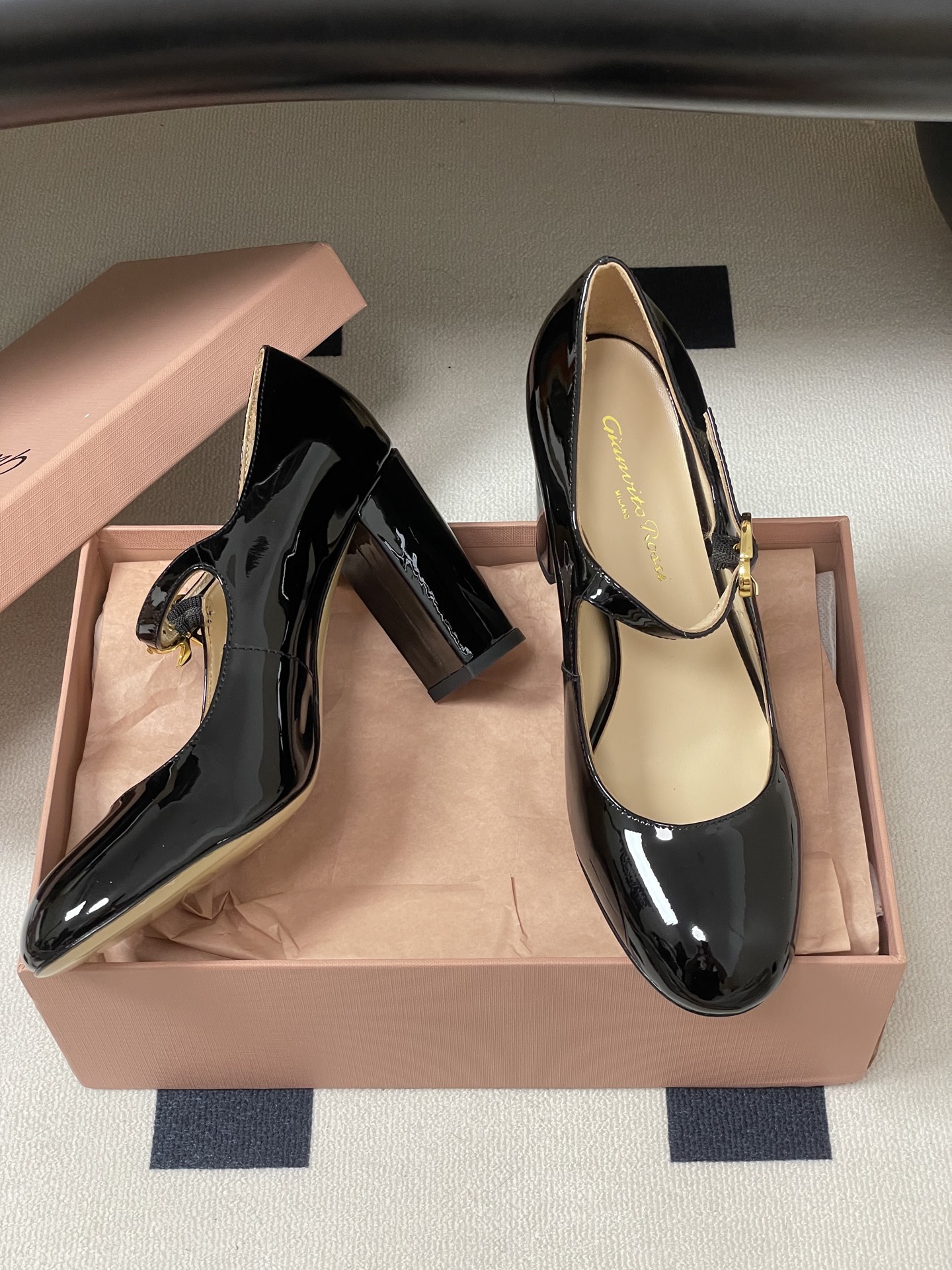 莞产Gianvito Rossi 26s 春夏新款 罗西 GR 圆头玛丽珍鞋经典字母R 金属扣一字扣带高