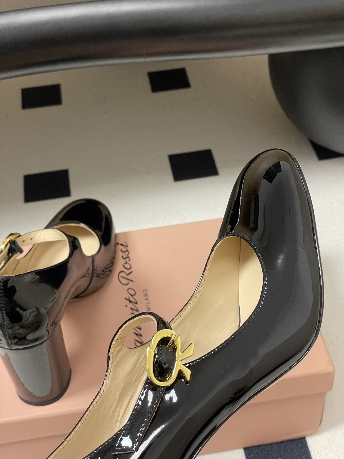 莞产Gianvito Rossi 26s 春夏新款 罗西 GR 圆头玛丽珍鞋经典字母R 金属扣一字扣带高