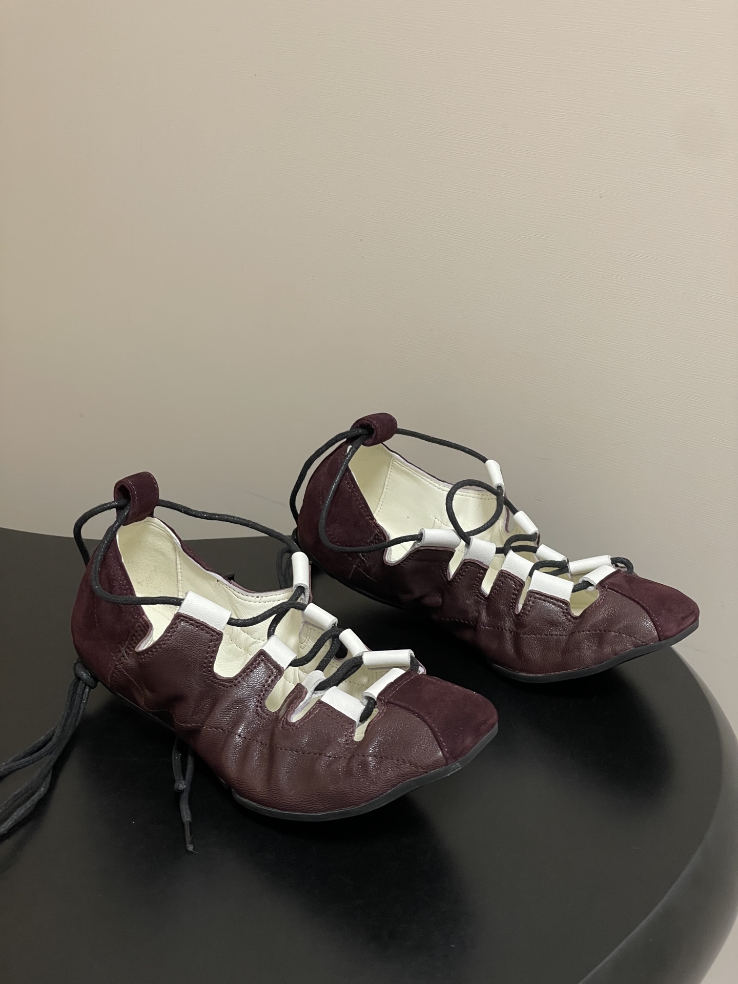 NO:876678,- Belt box 20 order notes (default ordinary box) 26ss early spring new ALAIA leather lace folding flat shoes personalized elastic pleated flat ballet shoes super soft dancing shoes flat shoes  This lace-up soft loafer draws inspiration from dance shoes. It has a soft lace-up shallow mouth, a slightly open toe seam, and is decorated with an ankle strap. It is elegant and romantic. It is paired with a rubber sole to bring a soft and comfortable wearing experience. Made of nappa sheep leather and suede sheep leather, it is a must-have item for creating a literary ballet style look.  Fold - Fold. This word on this pair of ballet shoes is not a verb, but a noun. It is the moment when the pause button is pressed on the leather and it is in the middle of folding. It suddenly decides not to continue, so it stops there and becomes a permanent, soft crease. It is densely stacked like folds and does not spread out unreservedly like a flat surface. Fold is a hesitation fixed in the leather - folded down, but not folded all the way; gathered, but still leaving half of the room.  The outline of the ballet shoes is the carrier of this fold. The toe delimits a warm territory in front, the shoe mouth is shallow and open, and the instep reveals a white space that is just framed by the edge of the upper. The Fold is located on the side of this white space. No matter where it is placed, it is like a bookmark sandwiched between the pages. It is silent, but it changes the way the entire book is read. The upper is customized with fine sheepskin/cow leather and the lining is sheepskin.  Open-molded rubber outsole, size 35-39 (40.41.42 custom-made, non-refundable), casual shoes/sports shoes, alaia, flats, sneakers, cowhide, sheepskin, sheep19860909-皮带盒20下单备注（默认普通盒） 26ss早春新款ALAIA阿莱亚 皮革系带折叠平底鞋个性松紧褶皱平底芭蕾舞鞋超软跳舞鞋平底单鞋 该款系带柔软便鞋,自舞鞋汲取灵感,搭配柔美系带浅口,微露趾缝,饰以绕踝系带,优雅浪漫；搭配橡胶鞋底,带来柔软舒适的穿着体验.由纳帕羊皮革和绒面羊皮革拼接而成,是打造文艺芭蕾风造型的必备单品. Fold——折叠.这个词在这双芭蕾鞋上,不是动词,是名词.是皮料被按下暂停键的那个瞬间正在对折的途中,忽然决定不再继续,于是停在那里,成为一道永久的、柔软的折痕.像褶皱那样密集地堆叠,不像平面那样毫无保留地摊开.Fold 是一道被固定在皮革里的犹豫——折下去,但没有折到底；收拢,但还留着一半的余地. 芭蕾鞋的轮廓是这道折叠的载体.鞋头在前方划定一片温润的领地,鞋口浅而开阔,脚背袒露出一段被鞋面边缘恰好框住的留白.Fold 就坐落在这片留白的一侧,无论落在哪里,都像书页间夹着的一枚书签,不声张,却改变了整本书被翻阅的方式. 鞋面定制细腻羊猄皮/牛皮 内里垫脚羊皮 鞋底开模橡胶大底 码数35-39（40.41.42定做不退换）,休闲鞋/运动鞋,alaia,flats,sneakers,cowhide,sheepskin,sheep,Women's Shoes