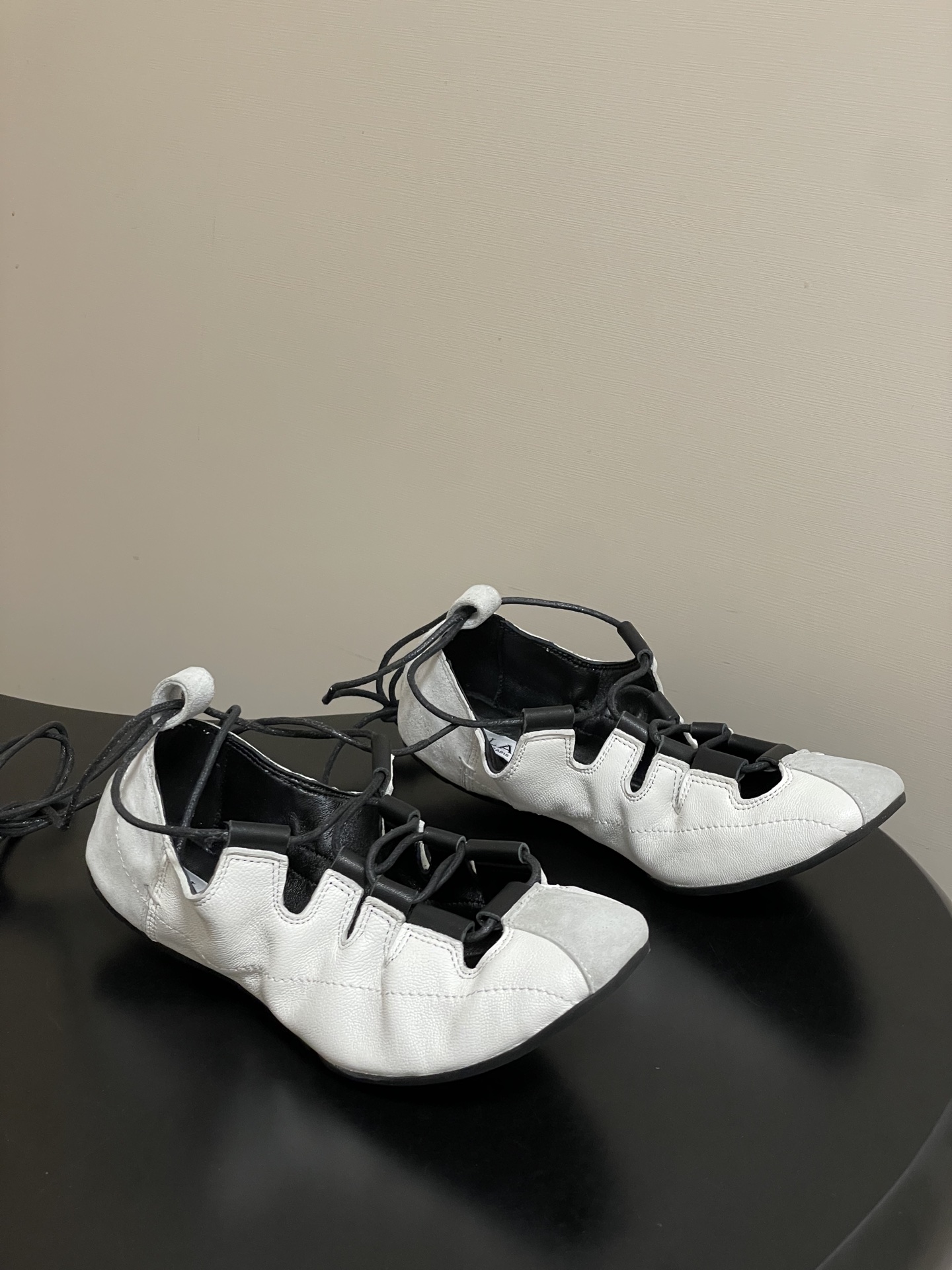 NO:876611,- Belt box 20 order notes (default ordinary box) 26ss early spring new ALAIA leather lace folding flat shoes personalized elastic pleated flat ballet shoes super soft dancing shoes flat shoes  This lace-up soft loafer draws inspiration from dance shoes. It has a soft lace-up shallow mouth, a slightly open toe seam, and is decorated with an ankle strap. It is elegant and romantic. It is paired with a rubber sole to bring a soft and comfortable wearing experience. Made of nappa sheep leather and suede sheep leather, it is a must-have item for creating a literary ballet style look.  Fold - Fold. This word on this pair of ballet shoes is not a verb, but a noun. It is the moment when the pause button is pressed on the leather and it is in the middle of folding. It suddenly decides not to continue, so it stops there and becomes a permanent, soft crease. It is densely stacked like folds and does not spread out unreservedly like a flat surface. Fold is a hesitation fixed in the leather - folded down, but not folded all the way; gathered, but still leaving half of the room.  The outline of the ballet shoes is the carrier of this fold. The toe delimits a warm territory in front, the shoe mouth is shallow and open, and the instep reveals a white space that is just framed by the edge of the upper. The Fold is located on the side of this white space. No matter where it is placed, it is like a bookmark sandwiched between the pages. It is silent, but it changes the way the entire book is read. The upper is customized with fine sheepskin/cow leather and the lining is sheepskin.  Open-molded rubber outsole, size 35-39 (40.41.42 custom-made, non-refundable), casual shoes/sports shoes, alaia, flats, sneakers, cowhide, sheepskin, sheep19860909-皮带盒20下单备注（默认普通盒） 26ss早春新款ALAIA阿莱亚 皮革系带折叠平底鞋个性松紧褶皱平底芭蕾舞鞋超软跳舞鞋平底单鞋 该款系带柔软便鞋,自舞鞋汲取灵感,搭配柔美系带浅口,微露趾缝,饰以绕踝系带,优雅浪漫；搭配橡胶鞋底,带来柔软舒适的穿着体验.由纳帕羊皮革和绒面羊皮革拼接而成,是打造文艺芭蕾风造型的必备单品. Fold——折叠.这个词在这双芭蕾鞋上,不是动词,是名词.是皮料被按下暂停键的那个瞬间正在对折的途中,忽然决定不再继续,于是停在那里,成为一道永久的、柔软的折痕.像褶皱那样密集地堆叠,不像平面那样毫无保留地摊开.Fold 是一道被固定在皮革里的犹豫——折下去,但没有折到底；收拢,但还留着一半的余地. 芭蕾鞋的轮廓是这道折叠的载体.鞋头在前方划定一片温润的领地,鞋口浅而开阔,脚背袒露出一段被鞋面边缘恰好框住的留白.Fold 就坐落在这片留白的一侧,无论落在哪里,都像书页间夹着的一枚书签,不声张,却改变了整本书被翻阅的方式. 鞋面定制细腻羊猄皮/牛皮 内里垫脚羊皮 鞋底开模橡胶大底 码数35-39（40.41.42定做不退换）,休闲鞋/运动鞋,alaia,flats,sneakers,cowhide,sheepskin,sheep,Women's Shoes