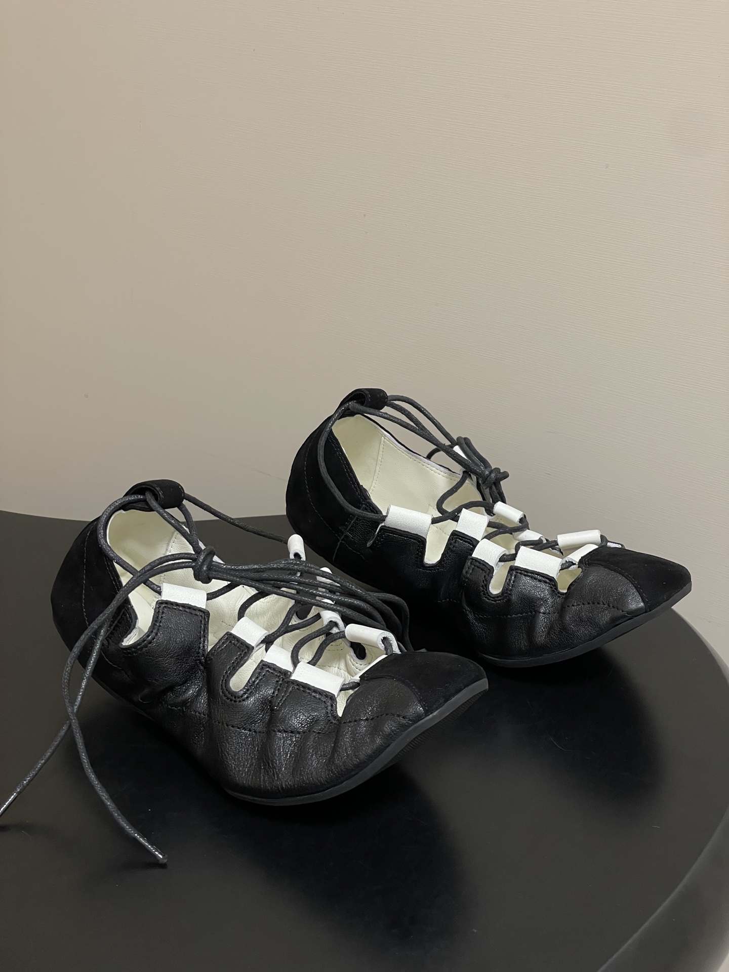 NO:876614,- Belt box 20 order notes (default ordinary box) 26ss early spring new ALAIA leather lace folding flat shoes personalized elastic pleated flat ballet shoes super soft dancing shoes flat shoes  This lace-up soft loafer draws inspiration from dance shoes. It has a soft lace-up shallow mouth, a slightly open toe seam, and is decorated with an ankle strap. It is elegant and romantic. It is paired with a rubber sole to bring a soft and comfortable wearing experience. Made of nappa sheep leather and suede sheep leather, it is a must-have item for creating a literary ballet style look.  Fold - Fold. This word on this pair of ballet shoes is not a verb, but a noun. It is the moment when the pause button is pressed on the leather and it is in the middle of folding. It suddenly decides not to continue, so it stops there and becomes a permanent, soft crease. It is densely stacked like folds and does not spread out unreservedly like a flat surface. Fold is a hesitation fixed in the leather - folded down, but not folded all the way; gathered, but still leaving half of the room.  The outline of the ballet shoes is the carrier of this fold. The toe delimits a warm territory in front, the shoe mouth is shallow and open, and the instep reveals a white space that is just framed by the edge of the upper. The Fold is located on the side of this white space. No matter where it is placed, it is like a bookmark sandwiched between the pages. It is silent, but it changes the way the entire book is read. The upper is customized with fine sheepskin/cow leather and the lining is sheepskin.  Open-molded rubber outsole, size 35-39 (40.41.42 custom-made, non-refundable), casual shoes/sports shoes, alaia, flats, sneakers, cowhide, sheepskin, sheep19860909-皮带盒20下单备注（默认普通盒） 26ss早春新款ALAIA阿莱亚 皮革系带折叠平底鞋个性松紧褶皱平底芭蕾舞鞋超软跳舞鞋平底单鞋 该款系带柔软便鞋,自舞鞋汲取灵感,搭配柔美系带浅口,微露趾缝,饰以绕踝系带,优雅浪漫；搭配橡胶鞋底,带来柔软舒适的穿着体验.由纳帕羊皮革和绒面羊皮革拼接而成,是打造文艺芭蕾风造型的必备单品. Fold——折叠.这个词在这双芭蕾鞋上,不是动词,是名词.是皮料被按下暂停键的那个瞬间正在对折的途中,忽然决定不再继续,于是停在那里,成为一道永久的、柔软的折痕.像褶皱那样密集地堆叠,不像平面那样毫无保留地摊开.Fold 是一道被固定在皮革里的犹豫——折下去,但没有折到底；收拢,但还留着一半的余地. 芭蕾鞋的轮廓是这道折叠的载体.鞋头在前方划定一片温润的领地,鞋口浅而开阔,脚背袒露出一段被鞋面边缘恰好框住的留白.Fold 就坐落在这片留白的一侧,无论落在哪里,都像书页间夹着的一枚书签,不声张,却改变了整本书被翻阅的方式. 鞋面定制细腻羊猄皮/牛皮 内里垫脚羊皮 鞋底开模橡胶大底 码数35-39（40.41.42定做不退换）,休闲鞋/运动鞋,alaia,flats,sneakers,cowhide,sheepskin,sheep,Women's Shoes