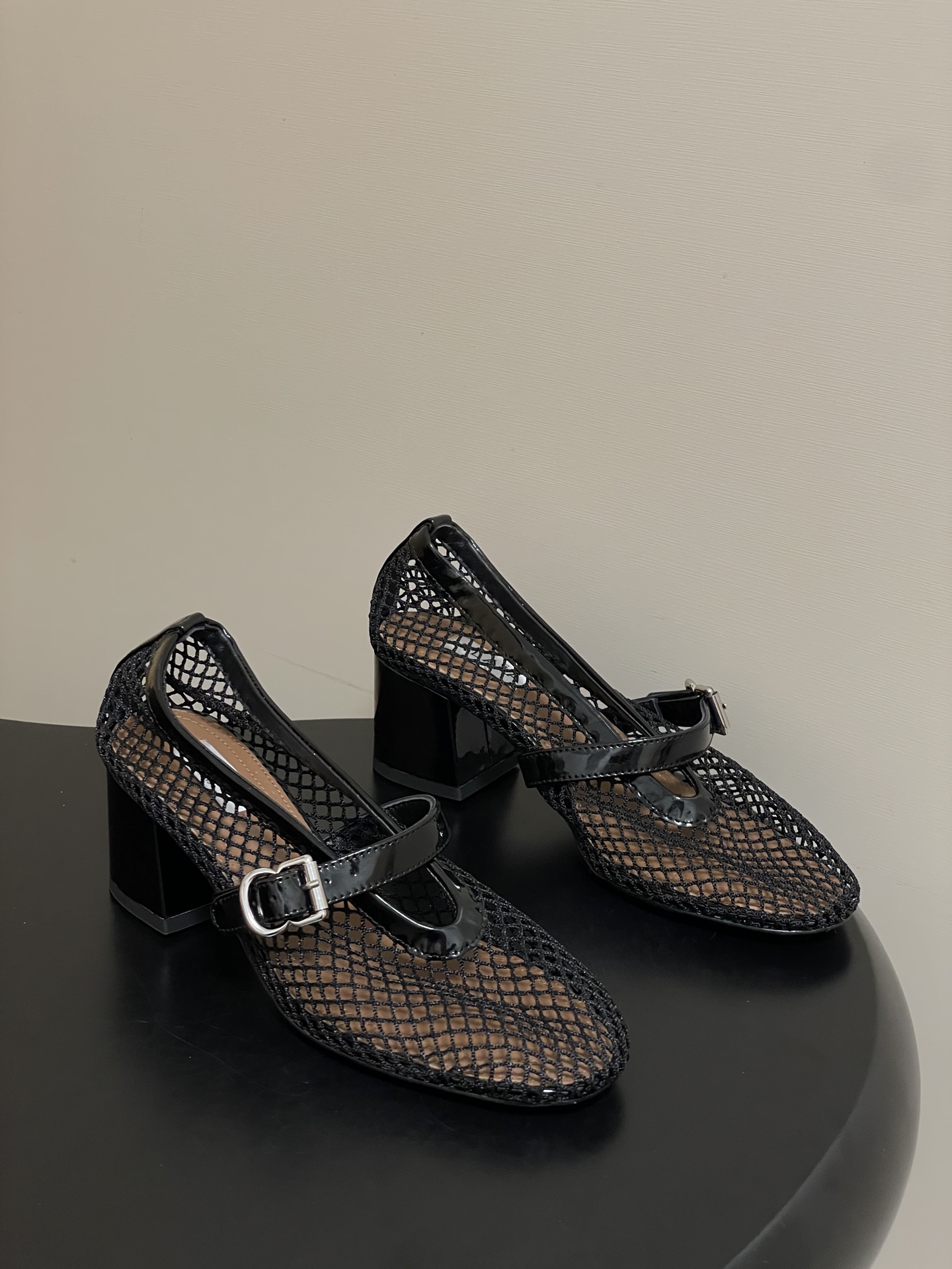 NO:876653,Leather box 10 2026 spring and summer new style ALAIA French ballet shoes, beautiful hollow fishnet shoes, one-line buckle straps, thick heels, Mary Jane shoes, mesh high-heeled shoes. These Babies mesh shoes are both light and high, allowing you to walk elegantly. The classic combination of breathable mesh and patent cow leather, with adjustable buckles and built-in leather soles, fits the shape of your feet, making it a smart choice for commuting and dating.  There is a looming hazy feeling ~ The most beautiful fishnet shoes are on Alaia. They are extremely soft and easy to wear ~ the shoe shape is good for wrapping ~ fashionable and elegant ~ invincible and versatile ~ you can choose skirts and trousers ~ relaxed, elegant, and tight. Feminine ballet elements are more than one style. A combination of hardness and softness, elegance and power, is the best way to open ballet shoes. Original custom-made mesh upper, sheepskin lining  Sole Italian genuine leather outsole (original injection molding on the forefoot) Heel height 5.5cm Size 35-39 (40.41.42 custom-made, non-refundable), single shoes, alaia, mary jane, skirts, cowhide, sheepskin, Leather soles19860909皮盒10 2026春夏新款 ALAIA阿莱亚 法式芭蕾舞鞋 绝美镂空渔网鞋一字扣带粗跟玛丽珍鞋网面高跟单鞋 该款 Babies网眼鞋履,兼具轻盈与高度让人优雅漫步.透气网眼与漆皮牛皮革的经典组合,搭配可调节搭扣,内置皮革鞋底,贴合脚型,是通勤约会的灵动之选. 若隐若现的朦胧感～最美渔网鞋就在 Alaia 上脚巨软巨好穿～鞋型包裹性好～时尚优雅～无敌百搭～裙装裤装任你挑～松弛感、优雅感、拿捏的死死的 女性气质十足的芭蕾元素可不只一种风格,刚柔并济,既优雅又有力量,才是芭蕾舞鞋最好的打开方式. 鞋面原版定制网面 内里垫脚羊皮 鞋底意大利真皮大底（原版一致前掌注塑） 跟高5.5cm 码数35-39（40.41.42定做不退换）,单鞋,alaia,mary jane,skirts,cowhide,sheepskin,Leather soles,Women's Shoes