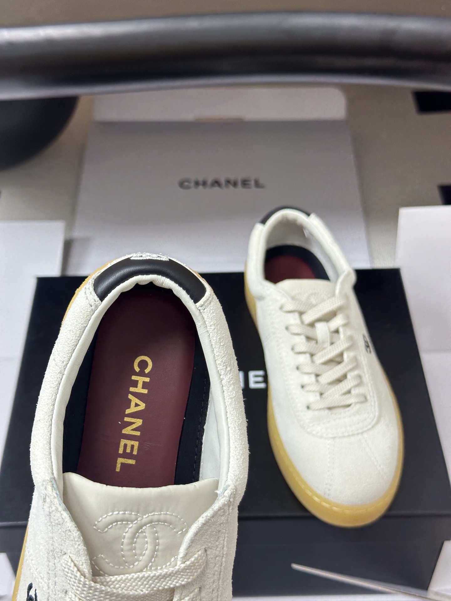 莞产(配高档飞机盒✈️)Chanel 小香 26P 麂皮绒面德训鞋 经典双C侧标休闲鞋系带运动鞋简约的配 莞产(配高档飞机盒✈️)Chanel 小香 26P 麂皮绒面德训鞋 经典双C侧标休闲鞋系带运动鞋简约的配
