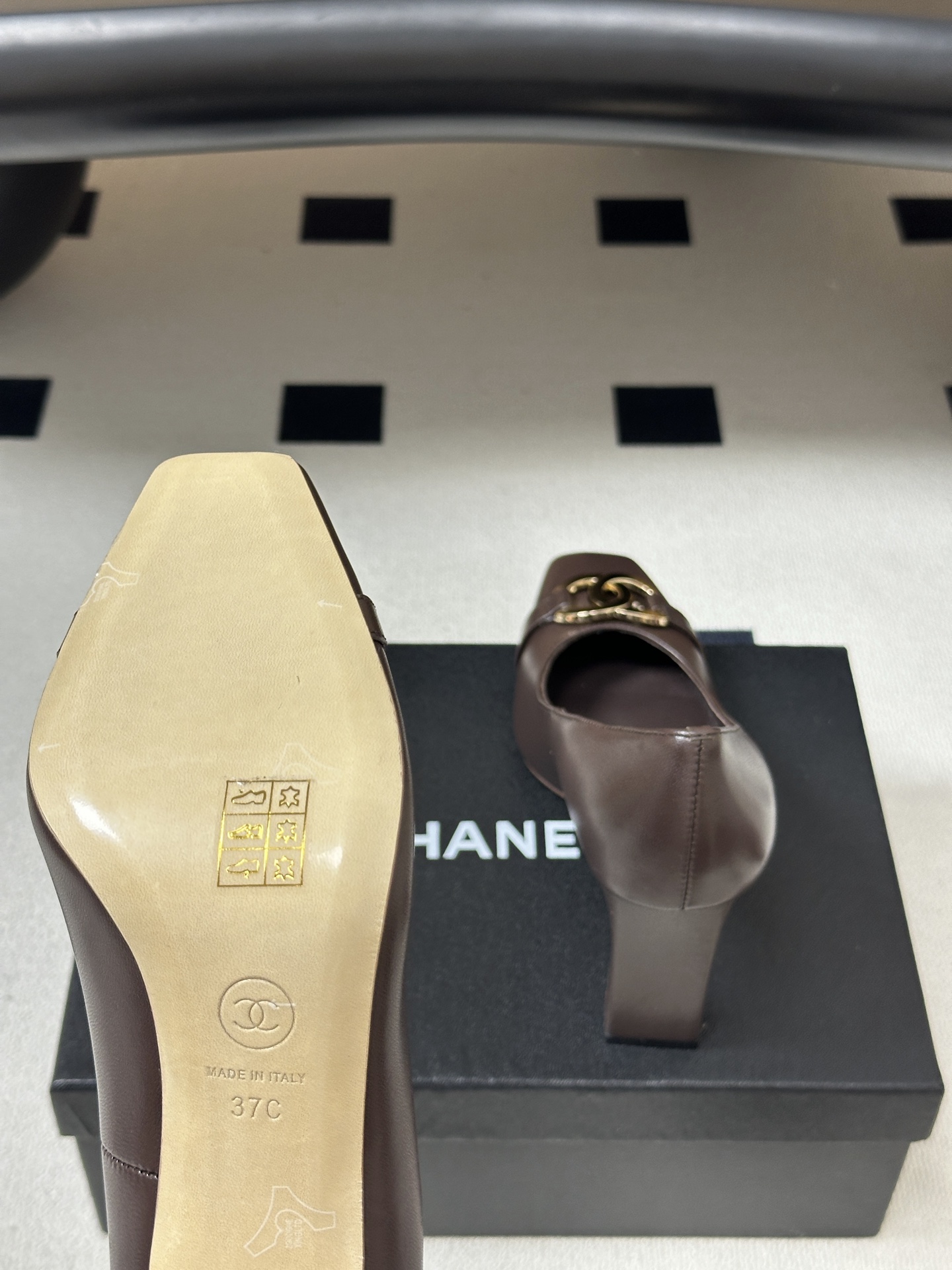 2026春夏新款 Chanel 小香方头双C金属扣高跟鞋复古浅口粗高跟单鞋鞋头的双C金属扣是品牌最具辨识