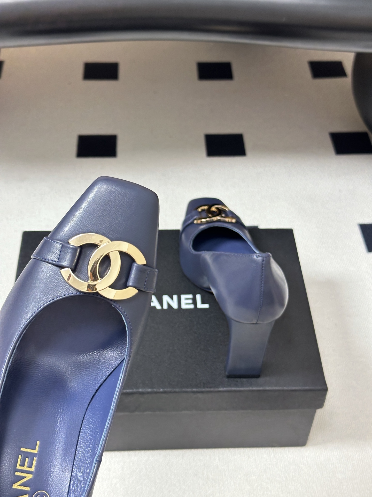 2026春夏新款 Chanel 小香方头双C金属扣高跟鞋复古浅口粗高跟单鞋鞋头的双C金属扣是品牌最具辨识