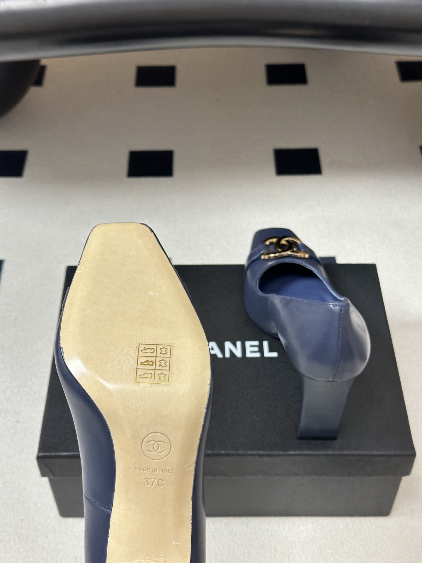 2026春夏新款 Chanel 小香方头双C金属扣高跟鞋复古浅口粗高跟单鞋鞋头的双C金属扣是品牌最具辨识
