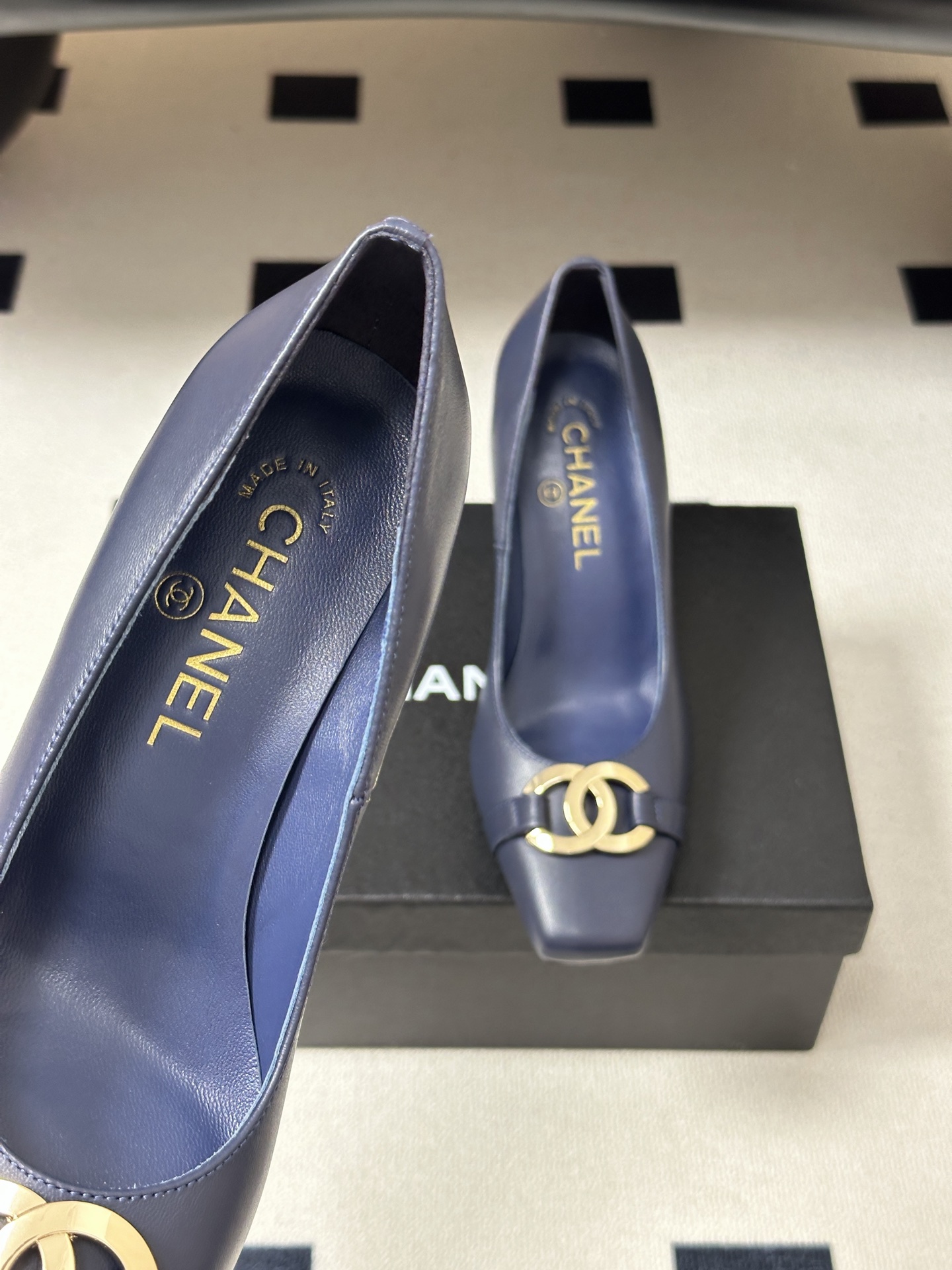 2026春夏新款 Chanel 小香方头双C金属扣高跟鞋复古浅口粗高跟单鞋鞋头的双C金属扣是品牌最具辨识