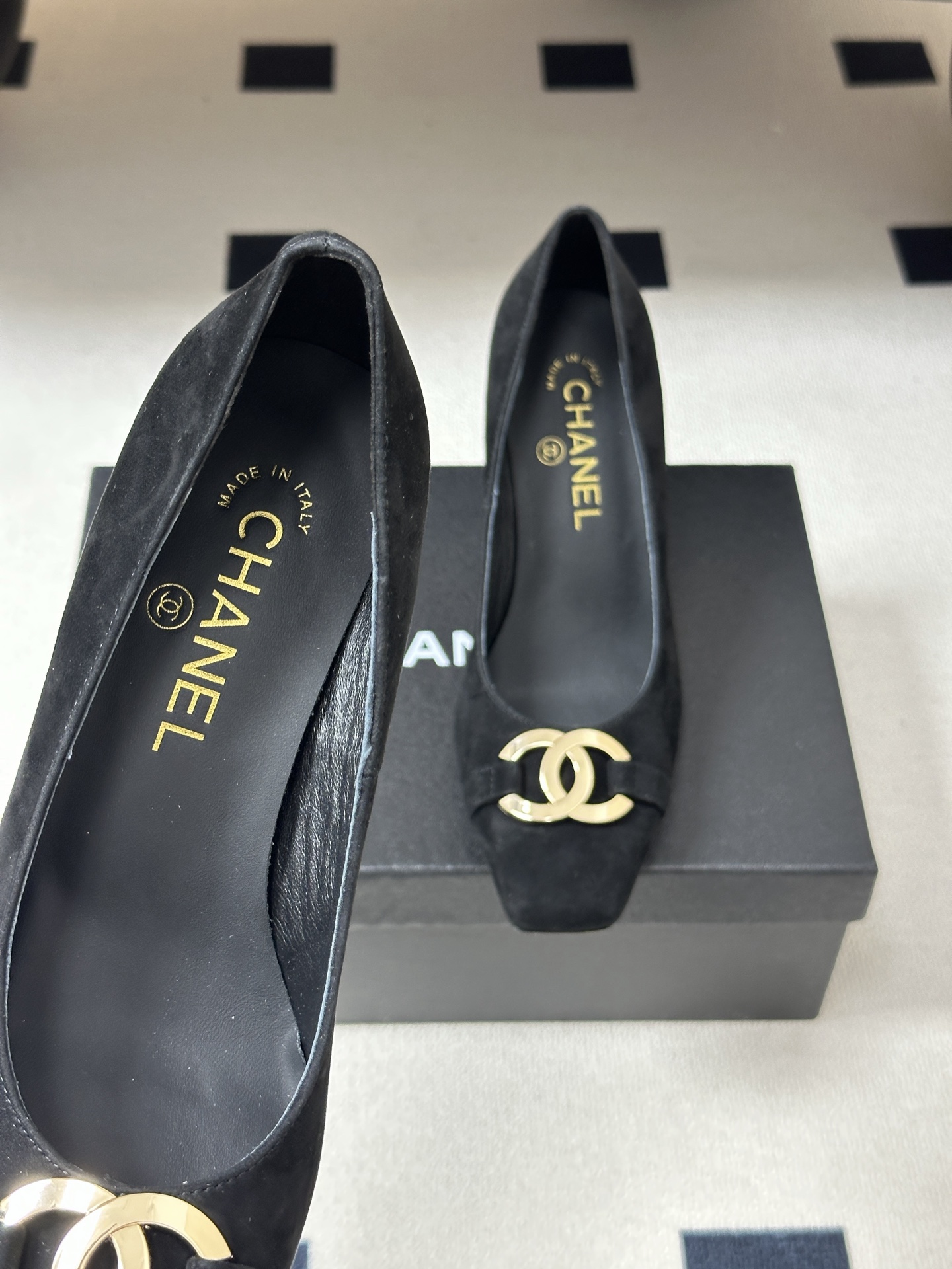 2026春夏新款 Chanel 小香方头双C金属扣高跟鞋复古浅口粗高跟单鞋鞋头的双C金属扣是品牌最具辨识