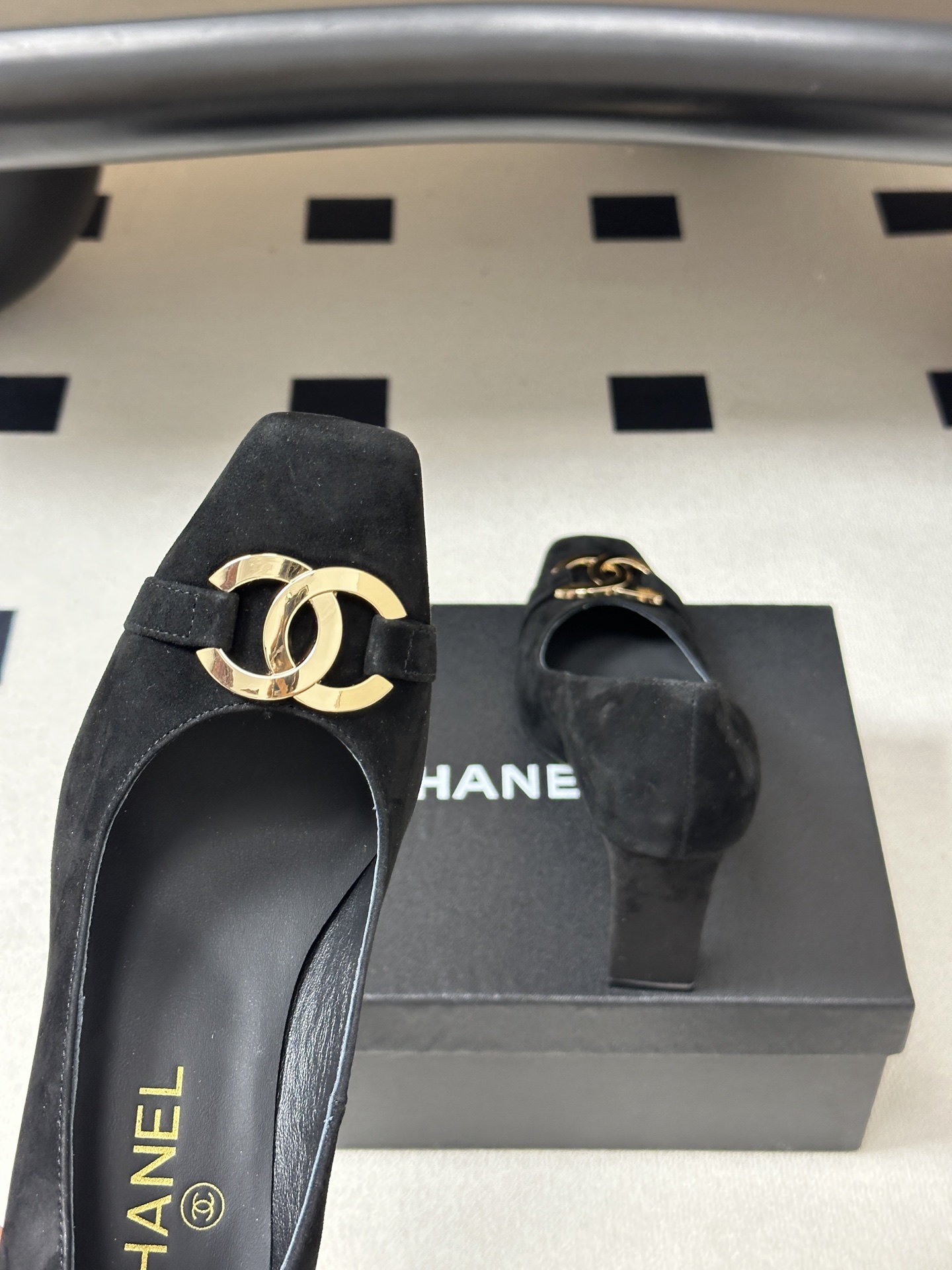 2026春夏新款 Chanel 小香方头双C金属扣高跟鞋复古浅口粗高跟单鞋鞋头的双C金属扣是品牌最具辨识