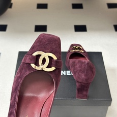 2026春夏新款 Chanel 小香方头双C金属扣高跟鞋复古浅口粗高跟单鞋鞋头的双C金属扣是品牌最具辨识 2026春夏新款 Chanel 小香方头双C金属扣高跟鞋复古浅口粗高跟单鞋鞋头的双C金属扣是品牌最具辨识