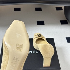 2026春夏新款 Chanel 小香方头双C金属扣高跟鞋复古浅口粗高跟单鞋鞋头的双C金属扣是品牌最具辨识 2026春夏新款 Chanel 小香方头双C金属扣高跟鞋复古浅口粗高跟单鞋鞋头的双C金属扣是品牌最具辨识
