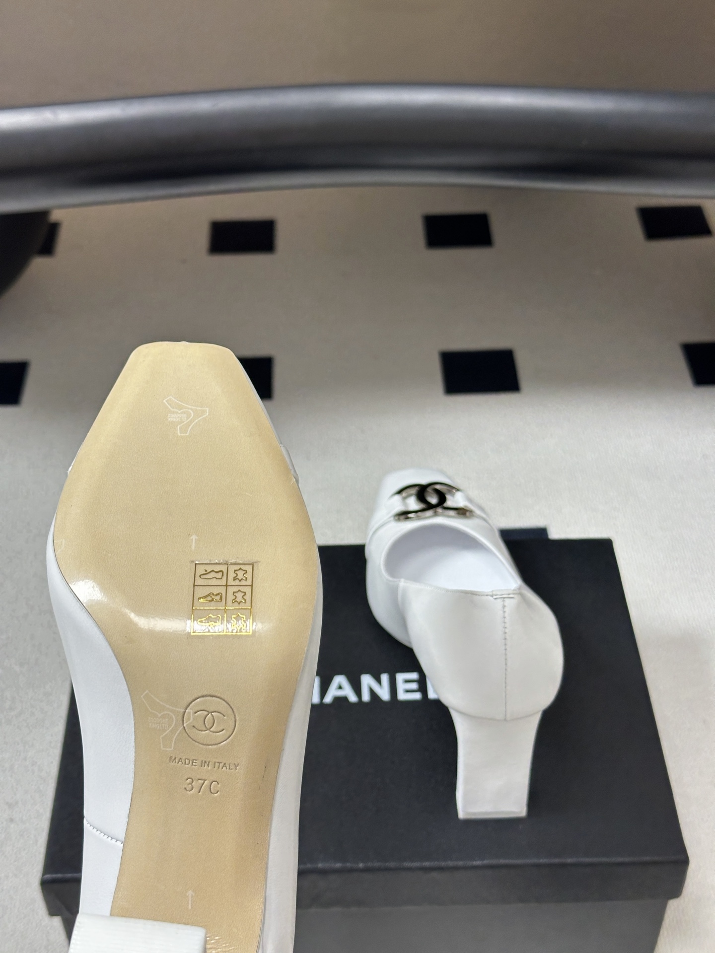 2026春夏新款 Chanel 小香方头双C金属扣高跟鞋复古浅口粗高跟单鞋鞋头的双C金属扣是品牌最具辨识