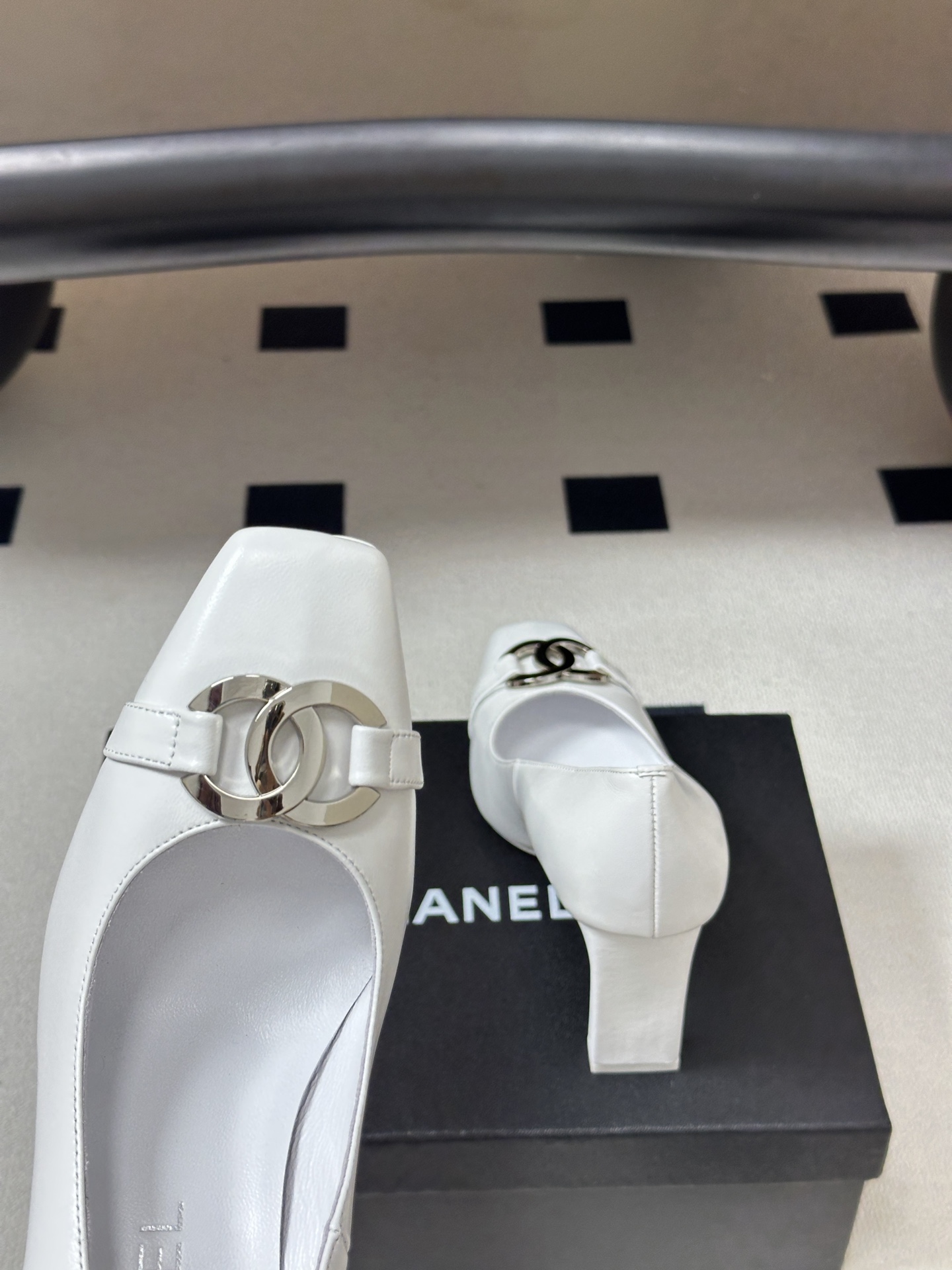 2026春夏新款 Chanel 小香方头双C金属扣高跟鞋复古浅口粗高跟单鞋鞋头的双C金属扣是品牌最具辨识