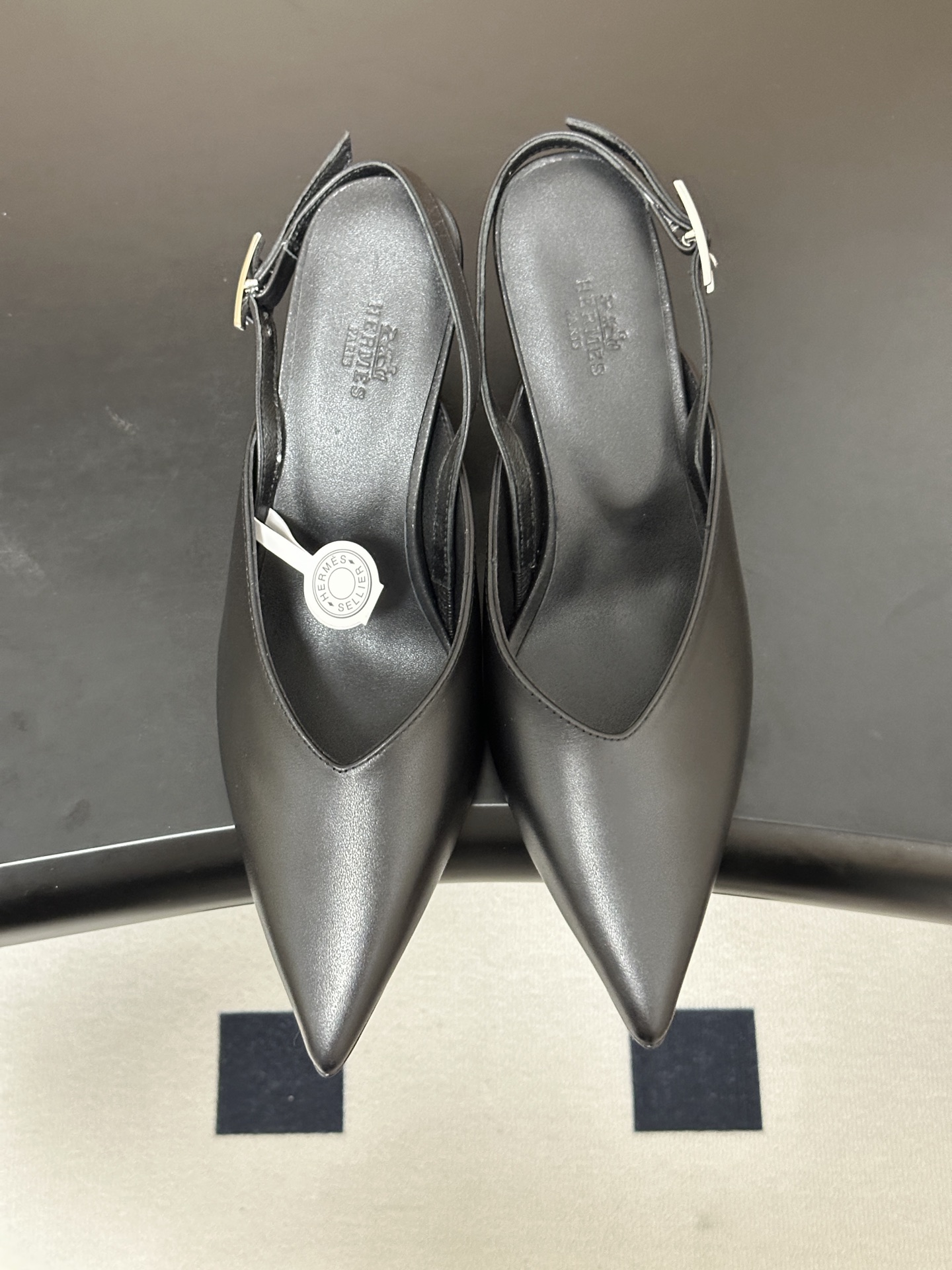 Hermes 爱马仕🐎 2026春夏新款 H家 Nicoletta70露跟凉鞋系列尖头Kelly扣高跟凉 Hermes 爱马仕🐎 2026春夏新款 H家 Nicoletta70露跟凉鞋系列尖头Kelly扣高跟凉