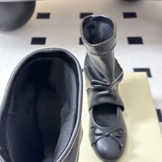 小众品牌 Unfolio26春夏新款褶皱堆堆筒蝴蝶结芭蕾短靴圆润柔和的小圆头鞋型,搭配鞋头精致小巧的蝴蝶 小众品牌 Unfolio26春夏新款褶皱堆堆筒蝴蝶结芭蕾短靴圆润柔和的小圆头鞋型,搭配鞋头精致小巧的蝴蝶