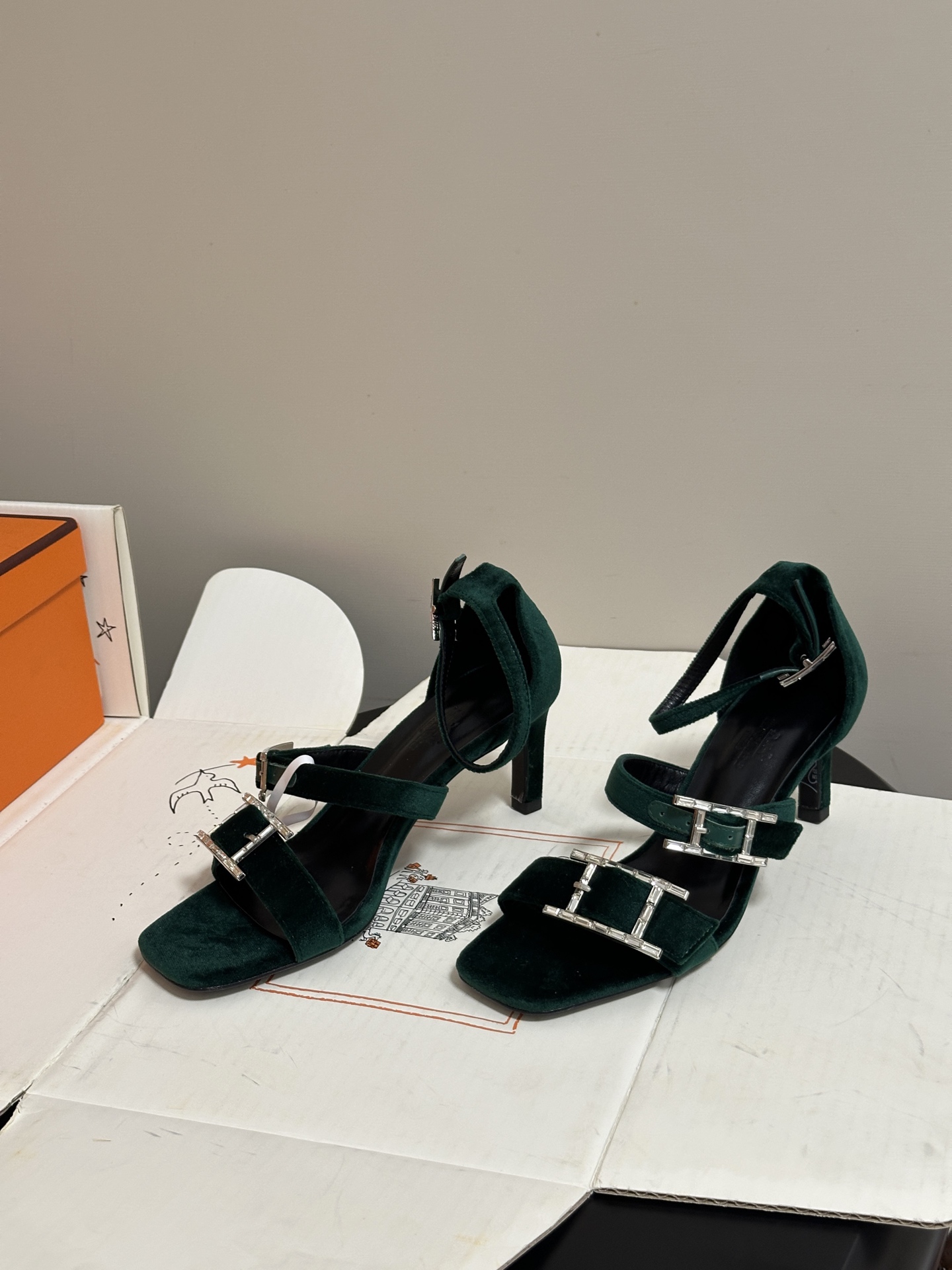 顶级品质（配高档飞机盒✈️）Hermes 爱马仕🐎 H家 2026 春夏新款 Liv凉鞋系列经典Kell