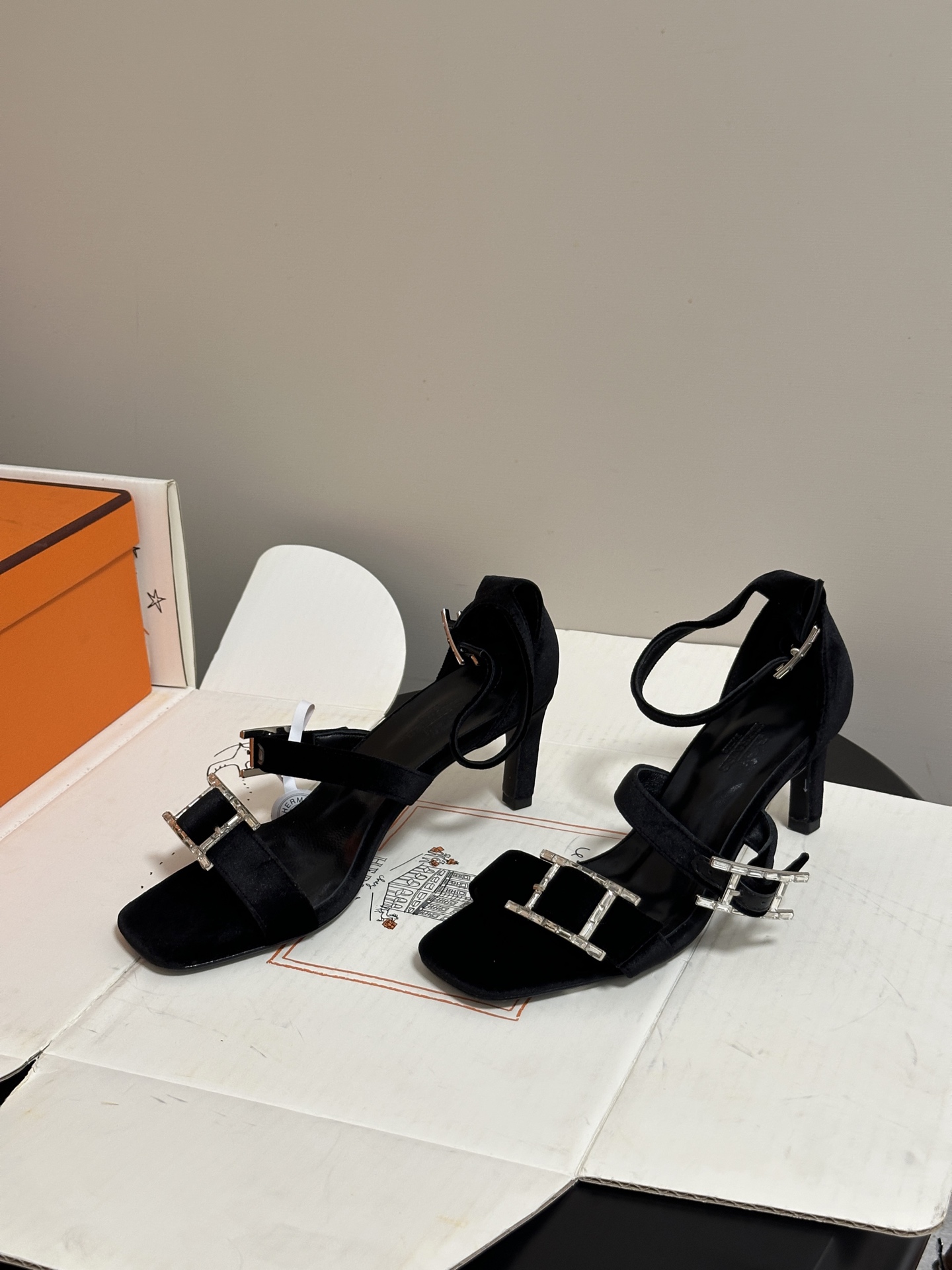 顶级品质(配高档飞机盒✈️)Hermes 爱马仕🐎 H家 2026 春夏新款 Liv凉鞋系列经典Kell 顶级品质(配高档飞机盒✈️)Hermes 爱马仕🐎 H家 2026 春夏新款 Liv凉鞋系列经典Kell