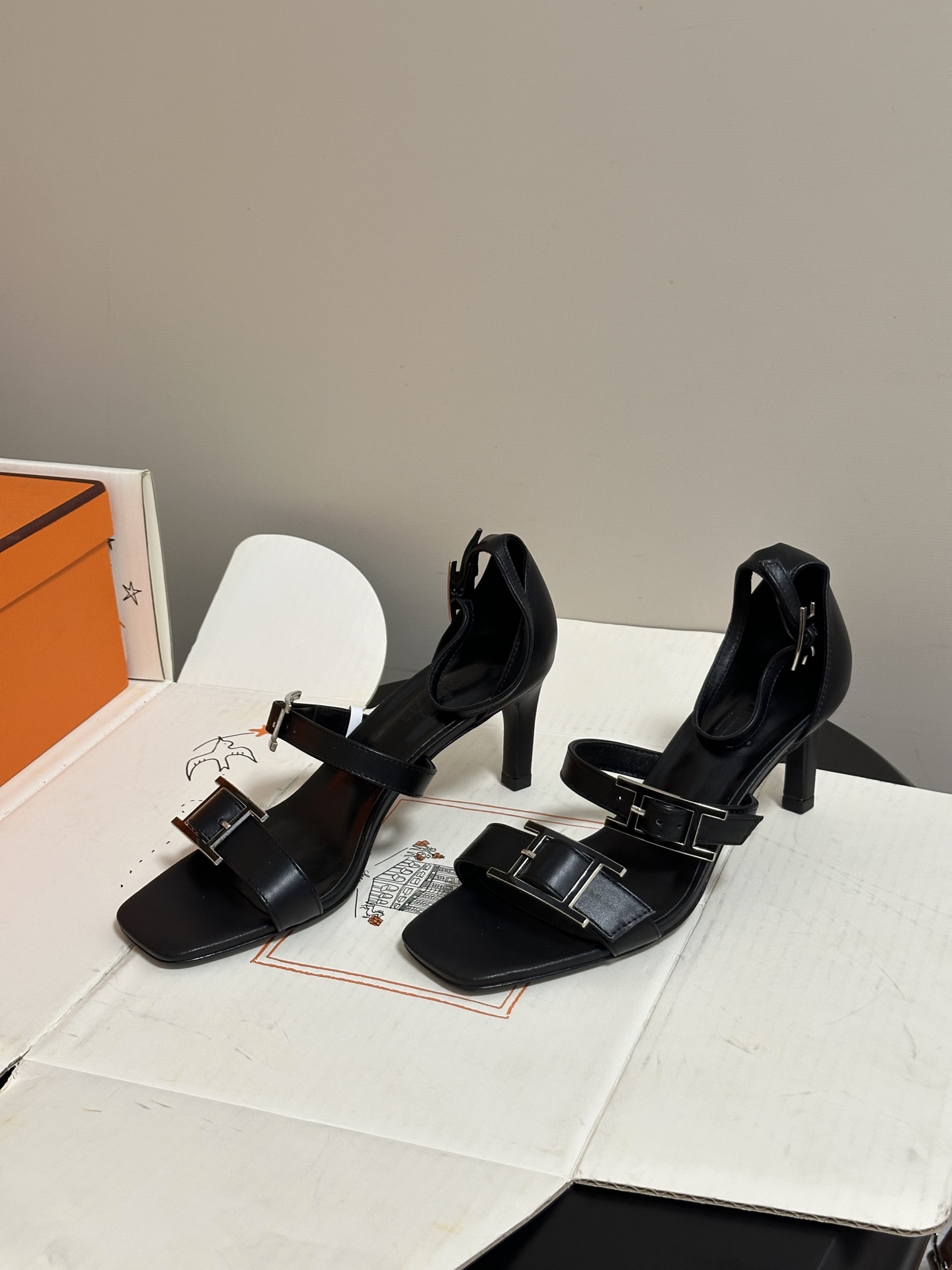 顶级品质(配高档飞机盒✈️)Hermes 爱马仕🐎 H家 2026 春夏新款 Liv凉鞋系列经典Kell 顶级品质(配高档飞机盒✈️)Hermes 爱马仕🐎 H家 2026 春夏新款 Liv凉鞋系列经典Kell