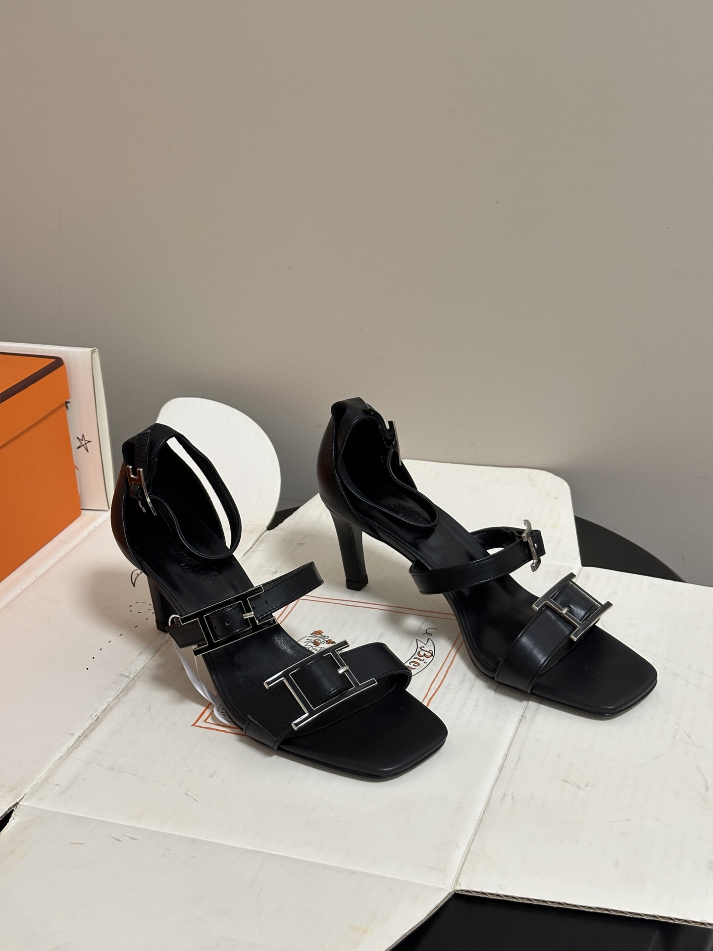 顶级品质（配高档飞机盒✈️）Hermes 爱马仕🐎 H家 2026 春夏新款 Liv凉鞋系列经典Kell