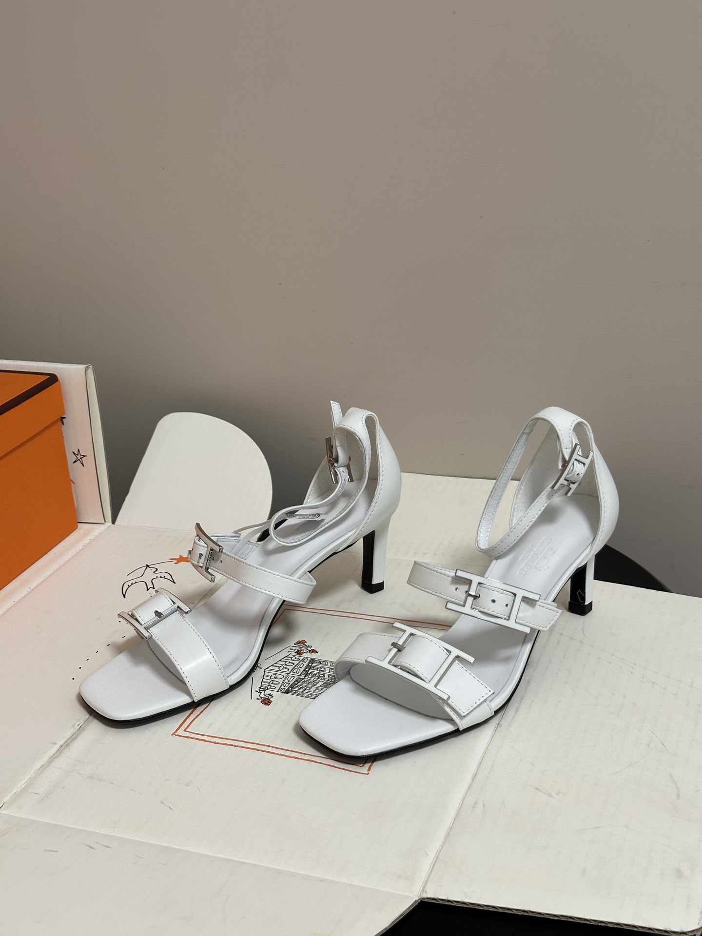 顶级品质(配高档飞机盒✈️)Hermes 爱马仕🐎 H家 2026 春夏新款 Liv凉鞋系列经典Kell 顶级品质(配高档飞机盒✈️)Hermes 爱马仕🐎 H家 2026 春夏新款 Liv凉鞋系列经典Kell