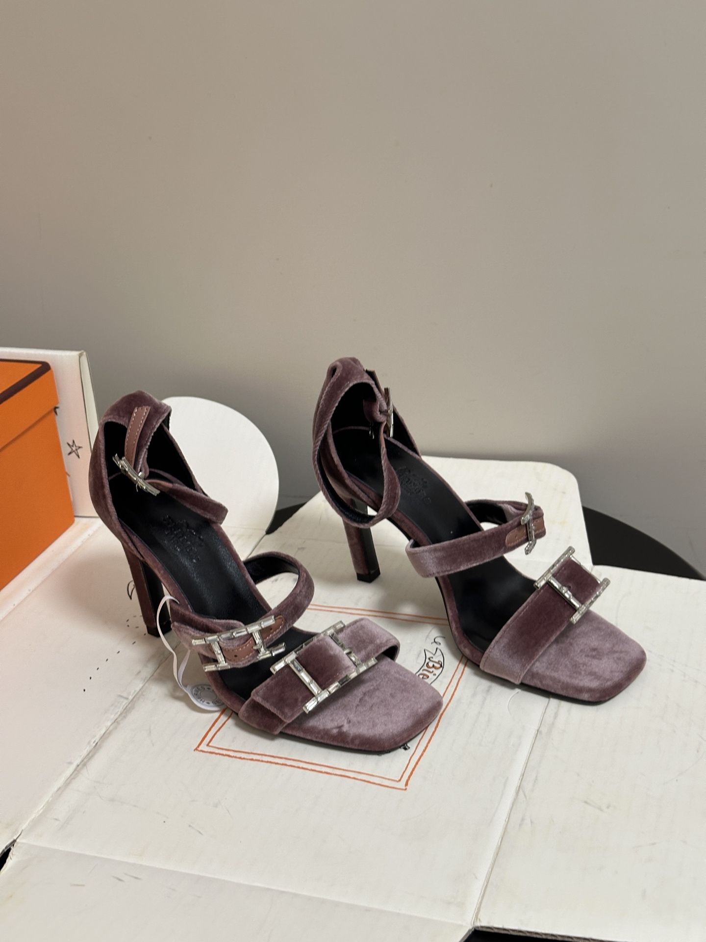顶级品质（配高档飞机盒✈️）Hermes 爱马仕🐎 H家 2026 春夏新款 Liv凉鞋系列经典Kell