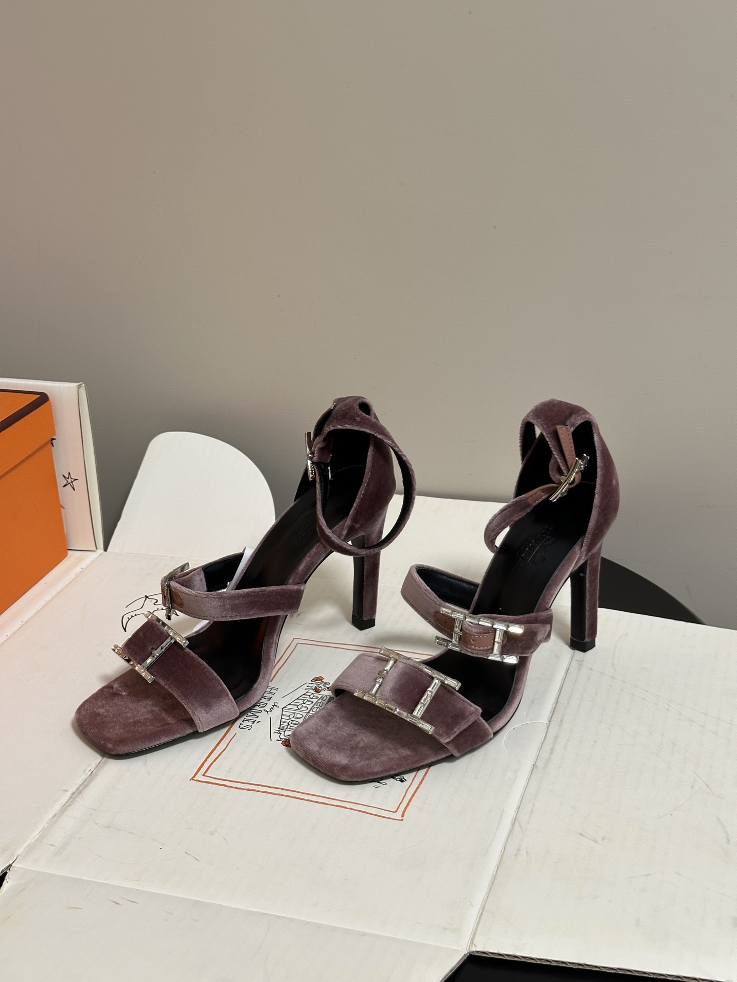 顶级品质(配高档飞机盒✈️)Hermes 爱马仕🐎 H家 2026 春夏新款 Liv凉鞋系列经典Kell 顶级品质(配高档飞机盒✈️)Hermes 爱马仕🐎 H家 2026 春夏新款 Liv凉鞋系列经典Kell