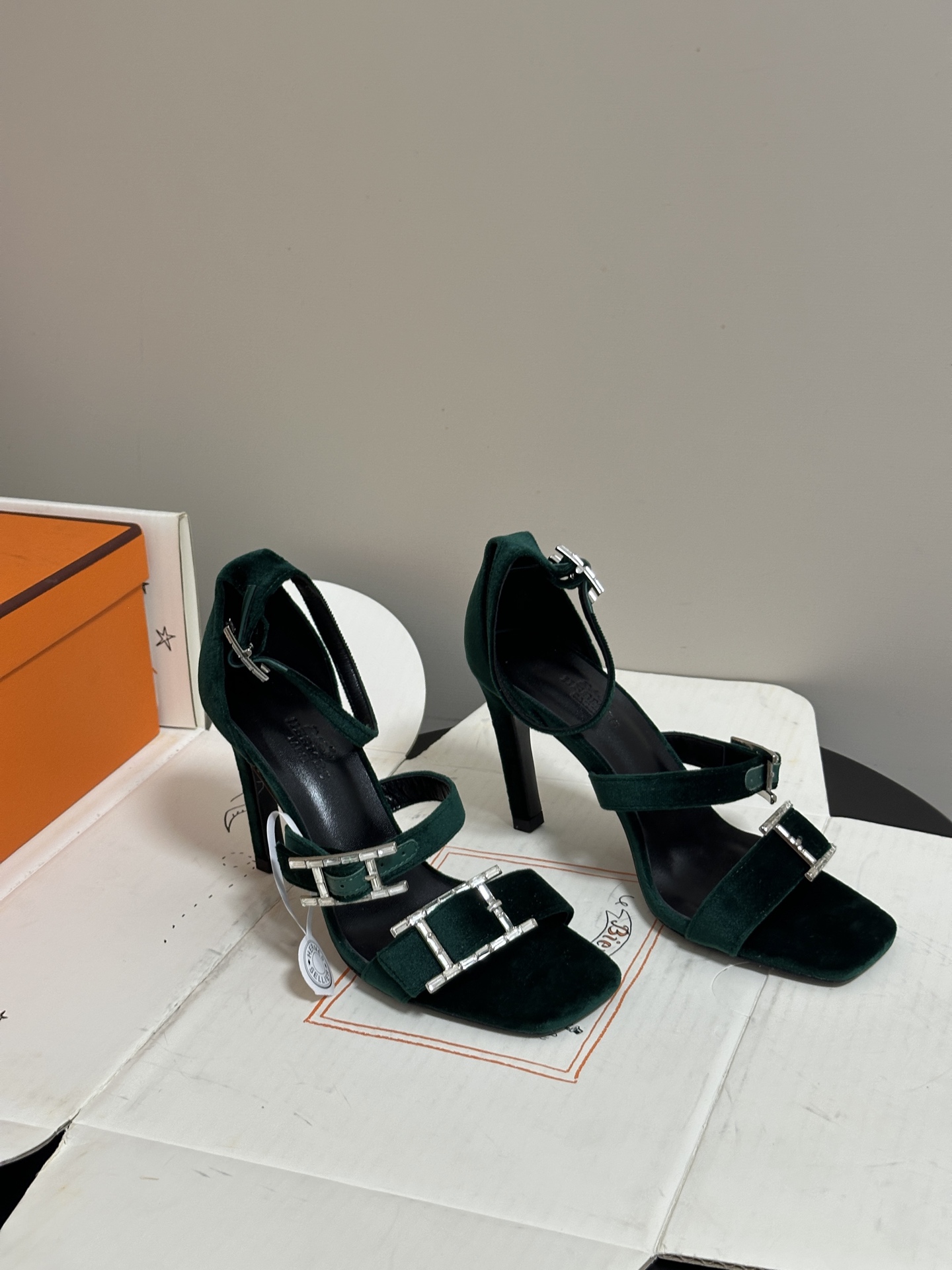 顶级品质（配高档飞机盒✈️）Hermes 爱马仕🐎 H家 2026 春夏新款 Liv凉鞋系列经典Kell