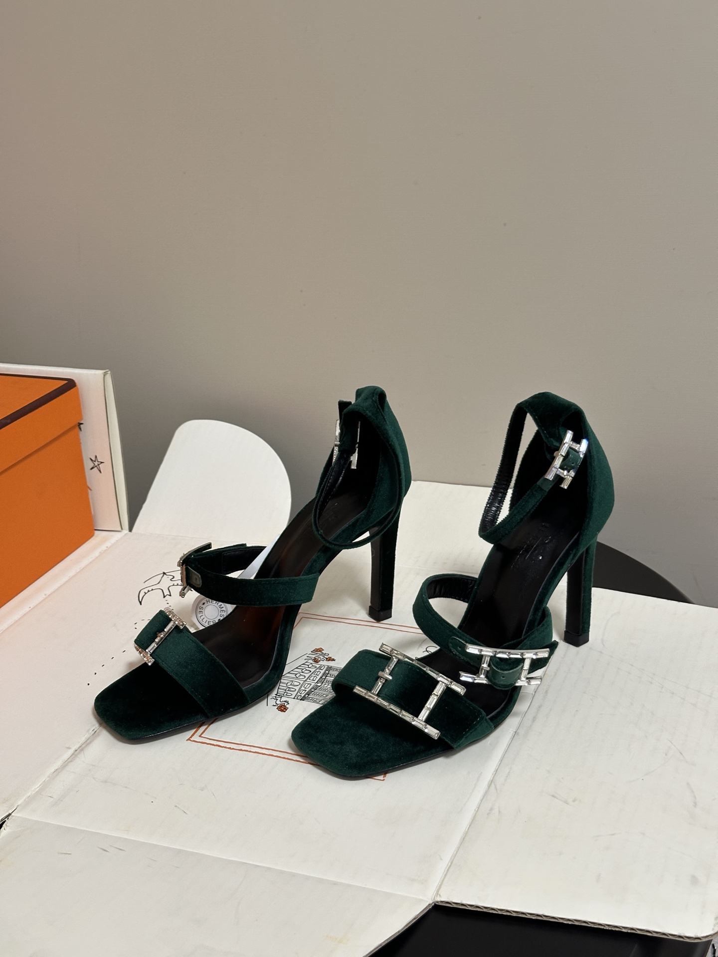 顶级品质（配高档飞机盒✈️）Hermes 爱马仕🐎 H家 2026 春夏新款 Liv凉鞋系列经典Kell