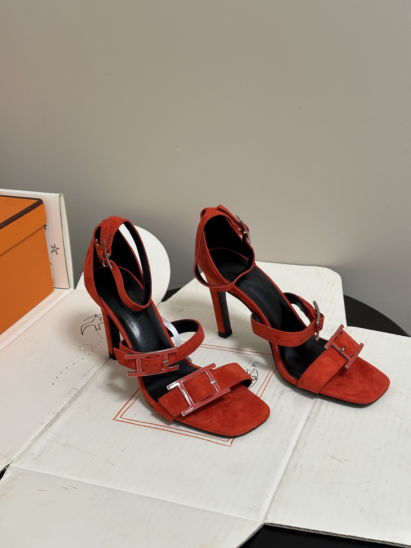 顶级品质（配高档飞机盒✈️）Hermes 爱马仕🐎 H家 2026 春夏新款 Liv凉鞋系列经典Kell