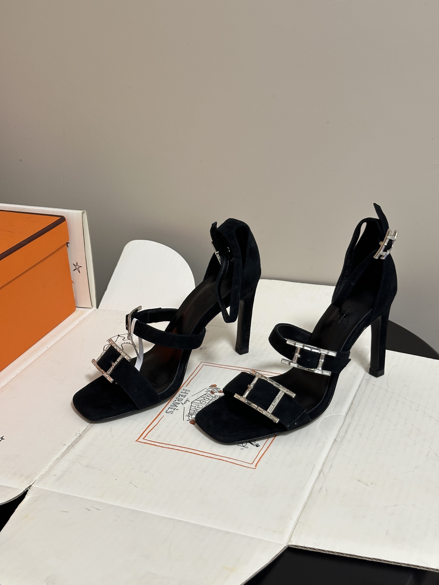 顶级品质(配高档飞机盒✈️)Hermes 爱马仕🐎 H家 2026 春夏新款 Liv凉鞋系列经典Kell 顶级品质(配高档飞机盒✈️)Hermes 爱马仕🐎 H家 2026 春夏新款 Liv凉鞋系列经典Kell